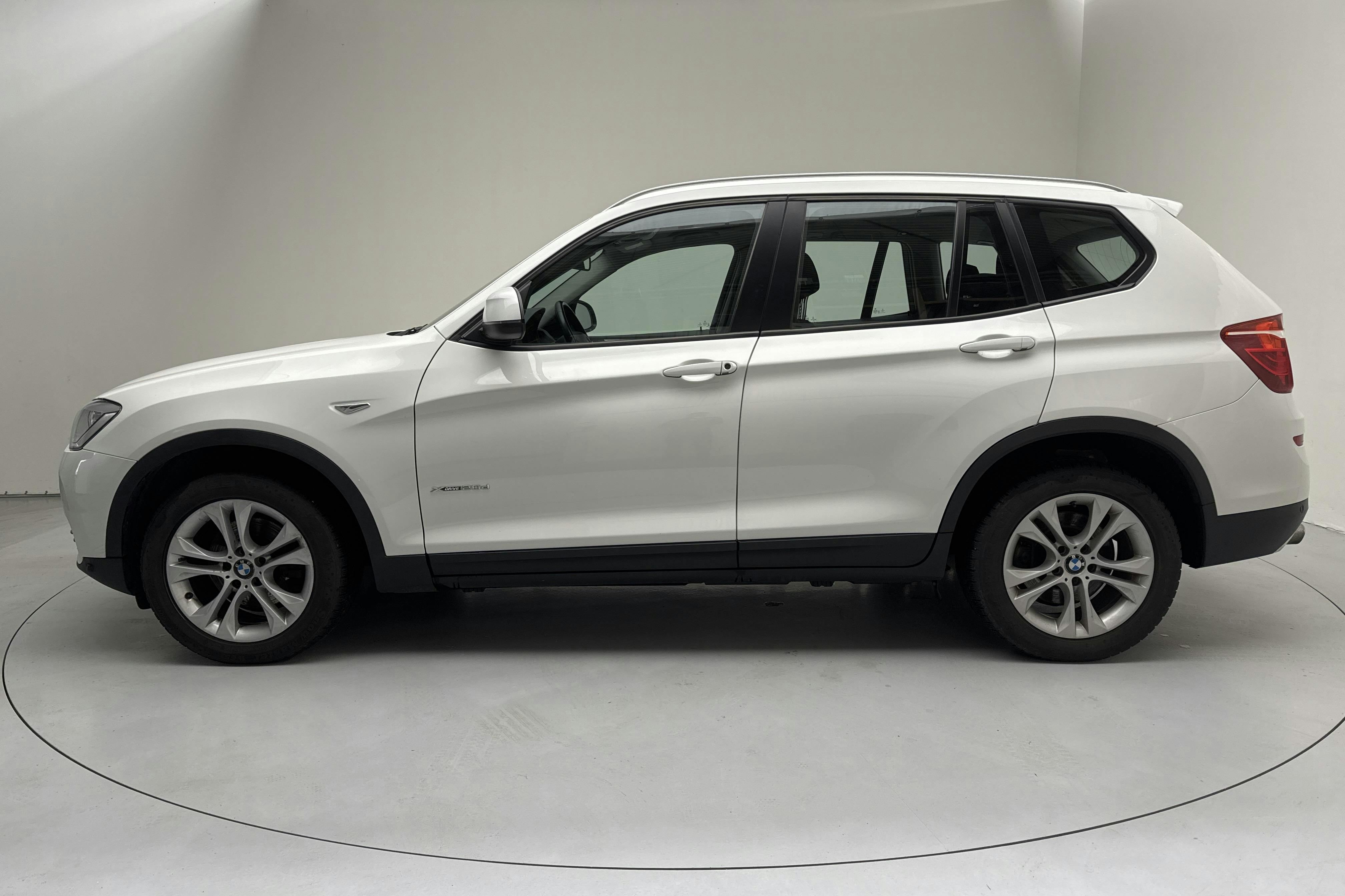Presentationsfoto 2 av 12: BMW X3 xDrive20d, F25 (190hk) - 14 854 mil - Automat - vit - 2015