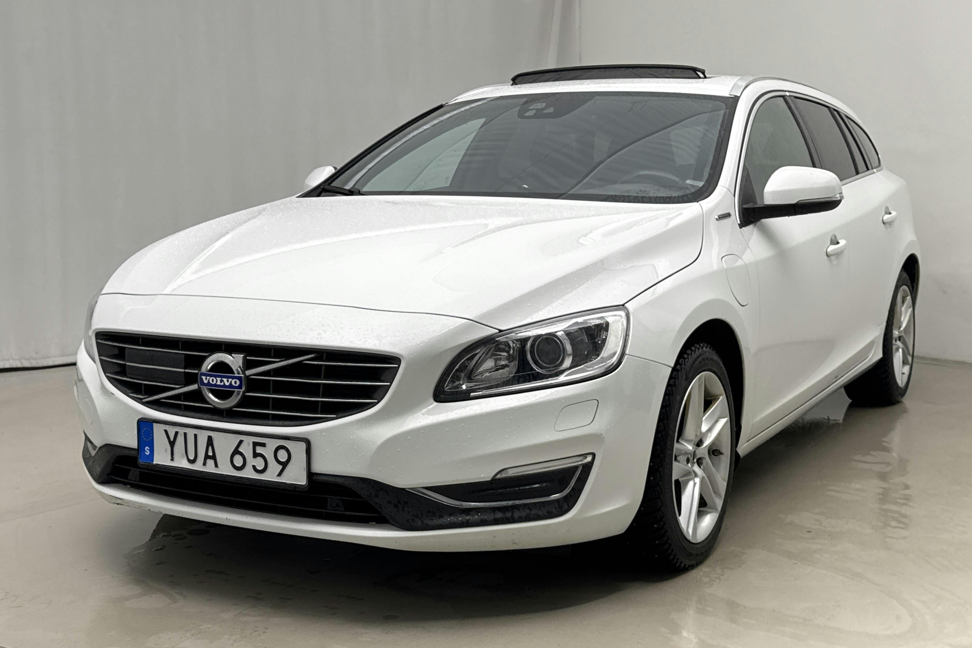 Presentation photo 1 of 23: Volvo V60 D5 AWD Twin Engine (163hk) - 133 270 km - Automatic - white - 2018