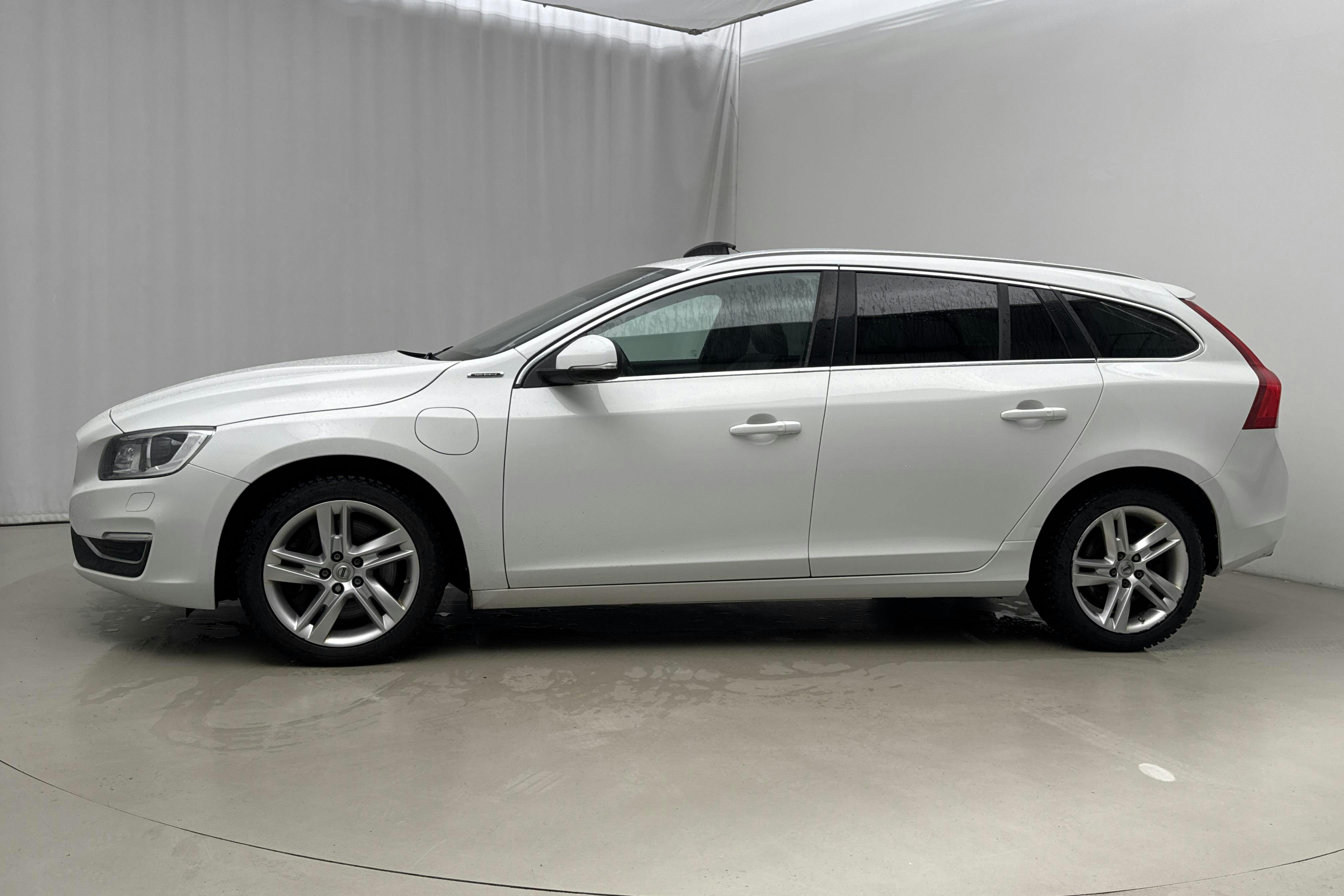 Presentation photo 2 of 23: Volvo V60 D5 AWD Twin Engine (163hk) - 133 270 km - Automatic - white - 2018