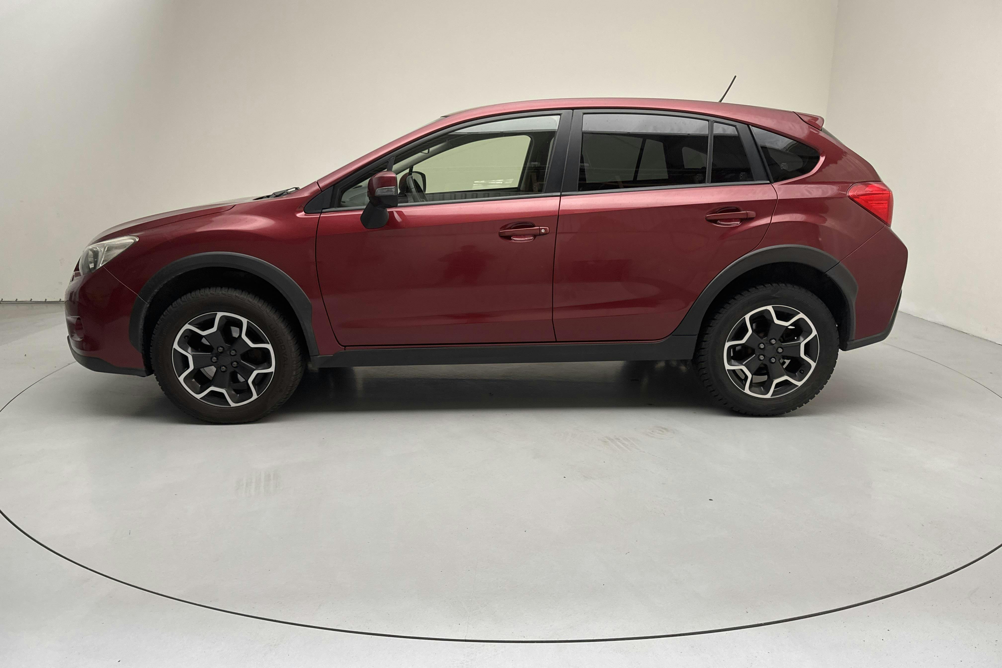 Presentation photo 2 of 12: Subaru XV 2.0D (147hk) - 151 670 km - Manual - red - 2012