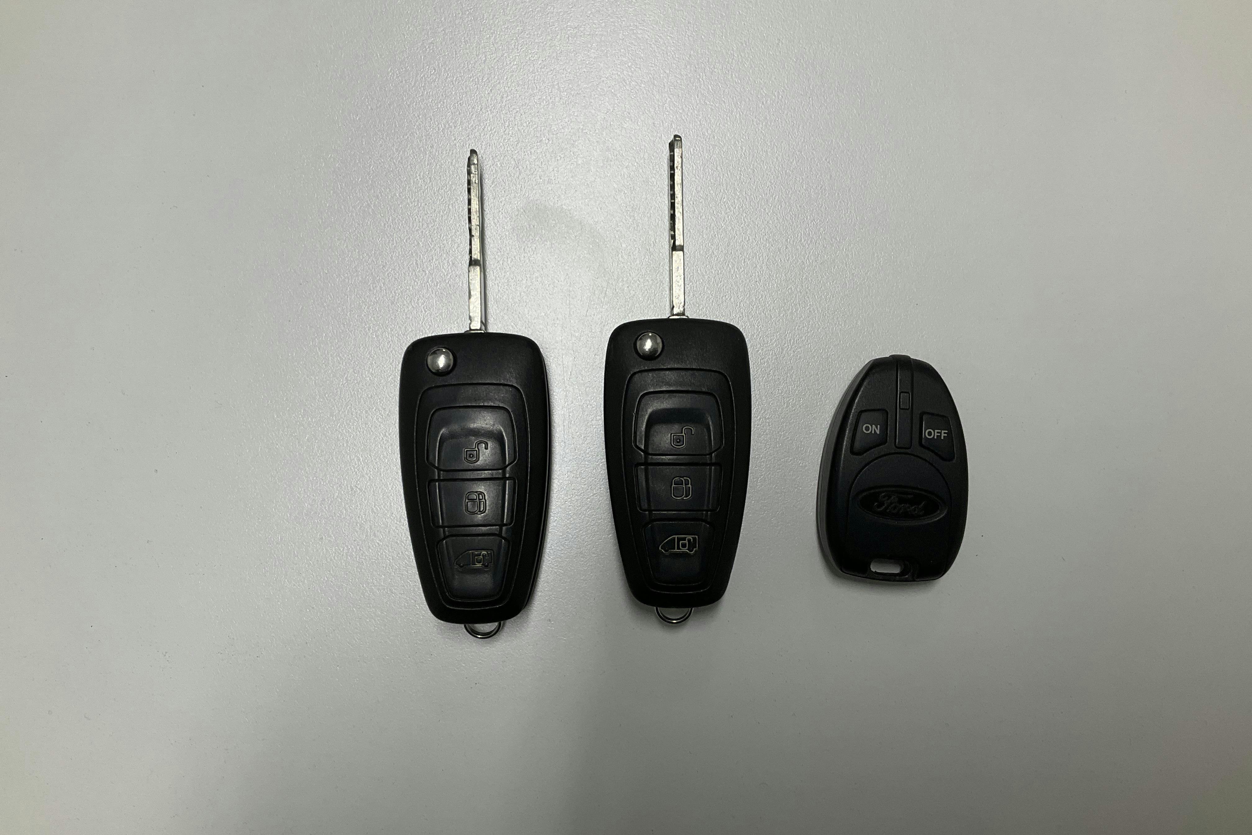 Presentationsfoto 14 av 14: Ford Transit 350 2.0 TDCi 2WD Skåp (130hk) - 8 468 mil - Automat - vit - 2018