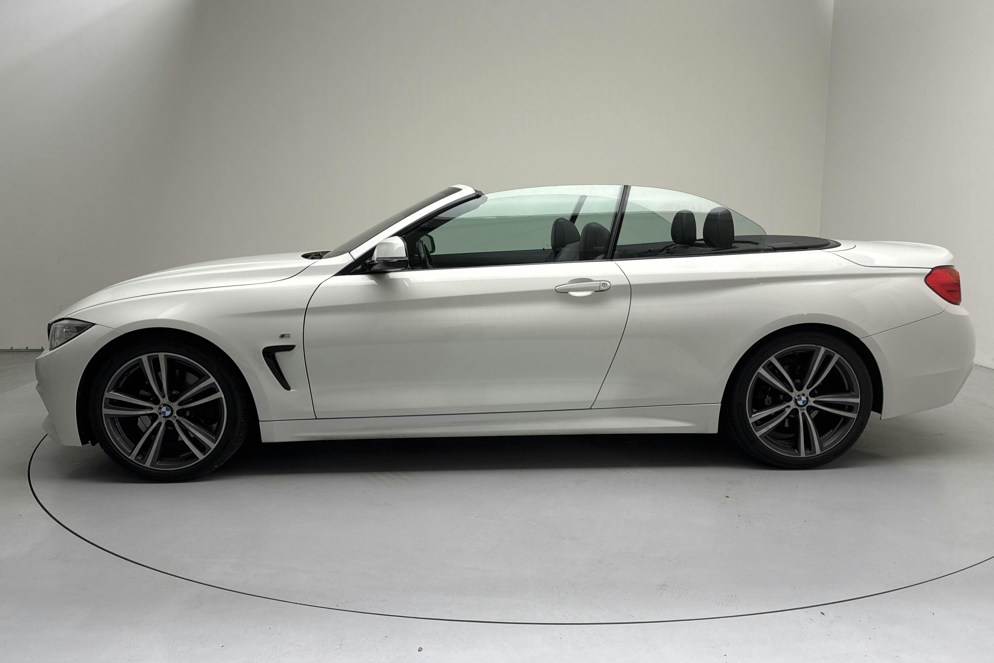 Presentationsfoto 2 av 19: BMW 428i Cabriolet, F33 (245hk) - 16 069 mil - Automat - vit - 2014