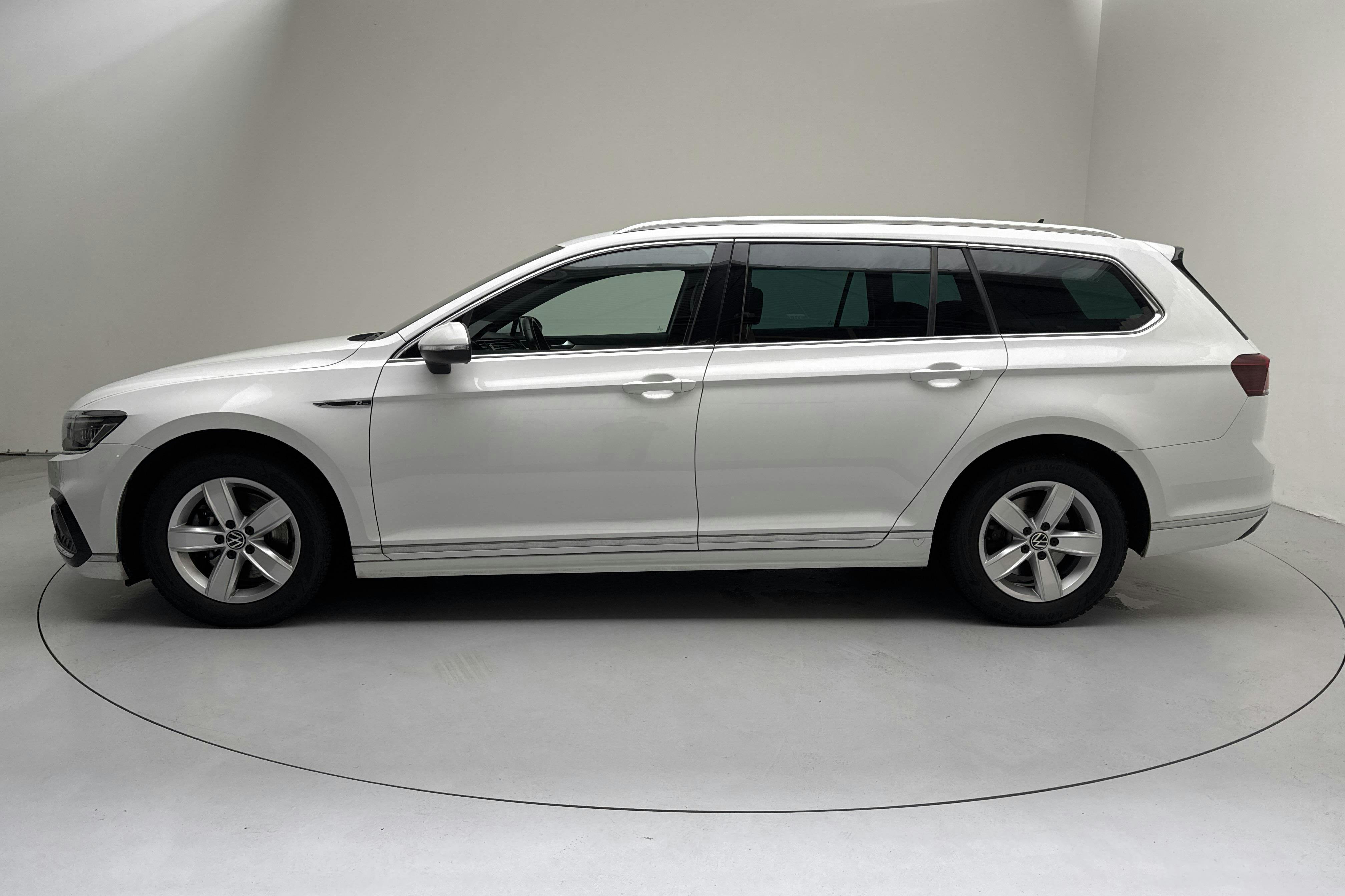 Presentationsfoto 2 av 16: VW Passat 2.0 TDI Sportscombi 4Motion (200hk) - 6 503 mil - Automat - vit - 2022