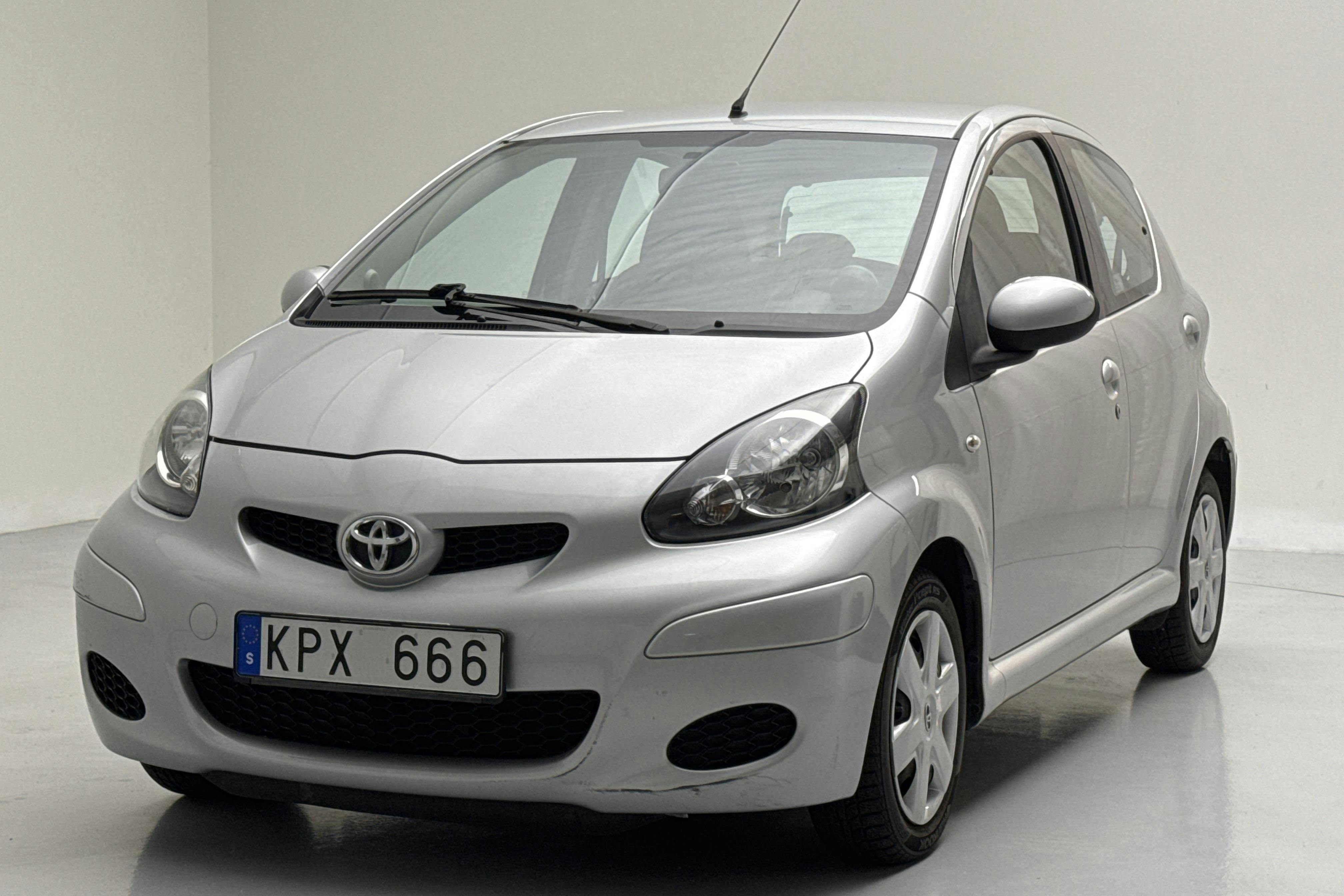 Presentationsfoto 1 av 11: Toyota Aygo 1.0 VVT-i 5dr (68hk) - 8 156 mil - Manuell - silver - 2010