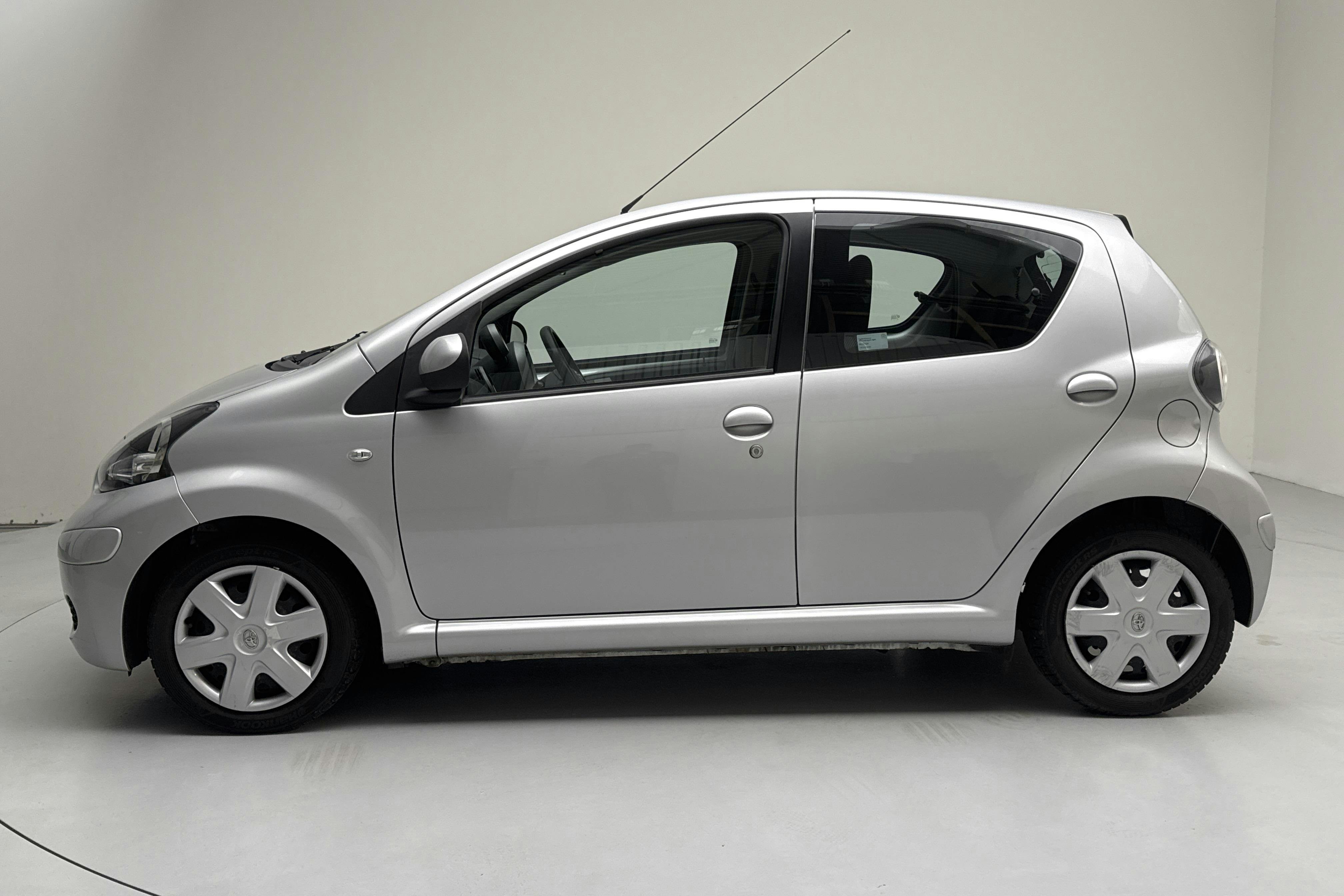 Presentationsfoto 2 av 11: Toyota Aygo 1.0 VVT-i 5dr (68hk) - 8 156 mil - Manuell - silver - 2010