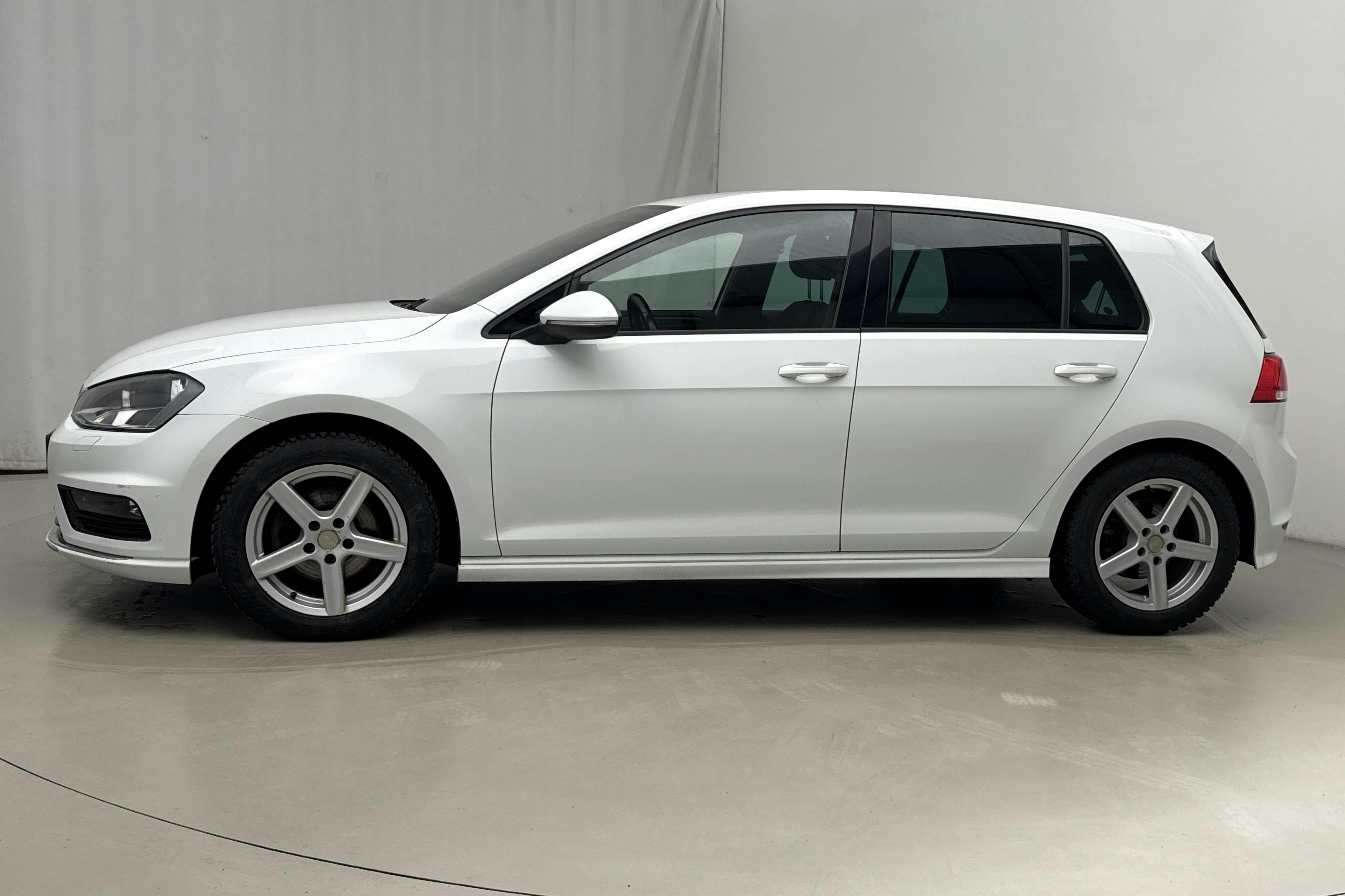Presentationsfoto 2 av 18: VW Golf VII 1.4 TSI 5dr (140hk) - 12 602 mil - Automat - vit - 2015