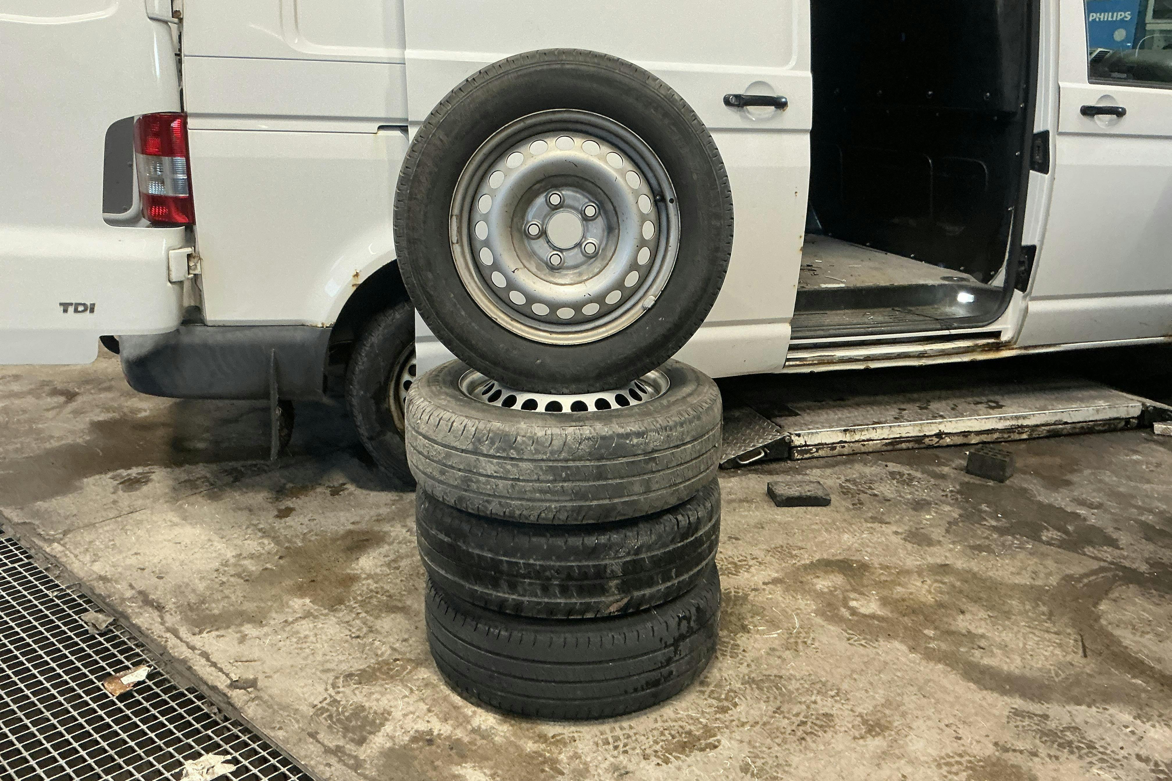 Presentation photo 15 of 15: VW Transporter T5 2.0 TDI (102hk) - 202 670 km - Manual - white - 2015