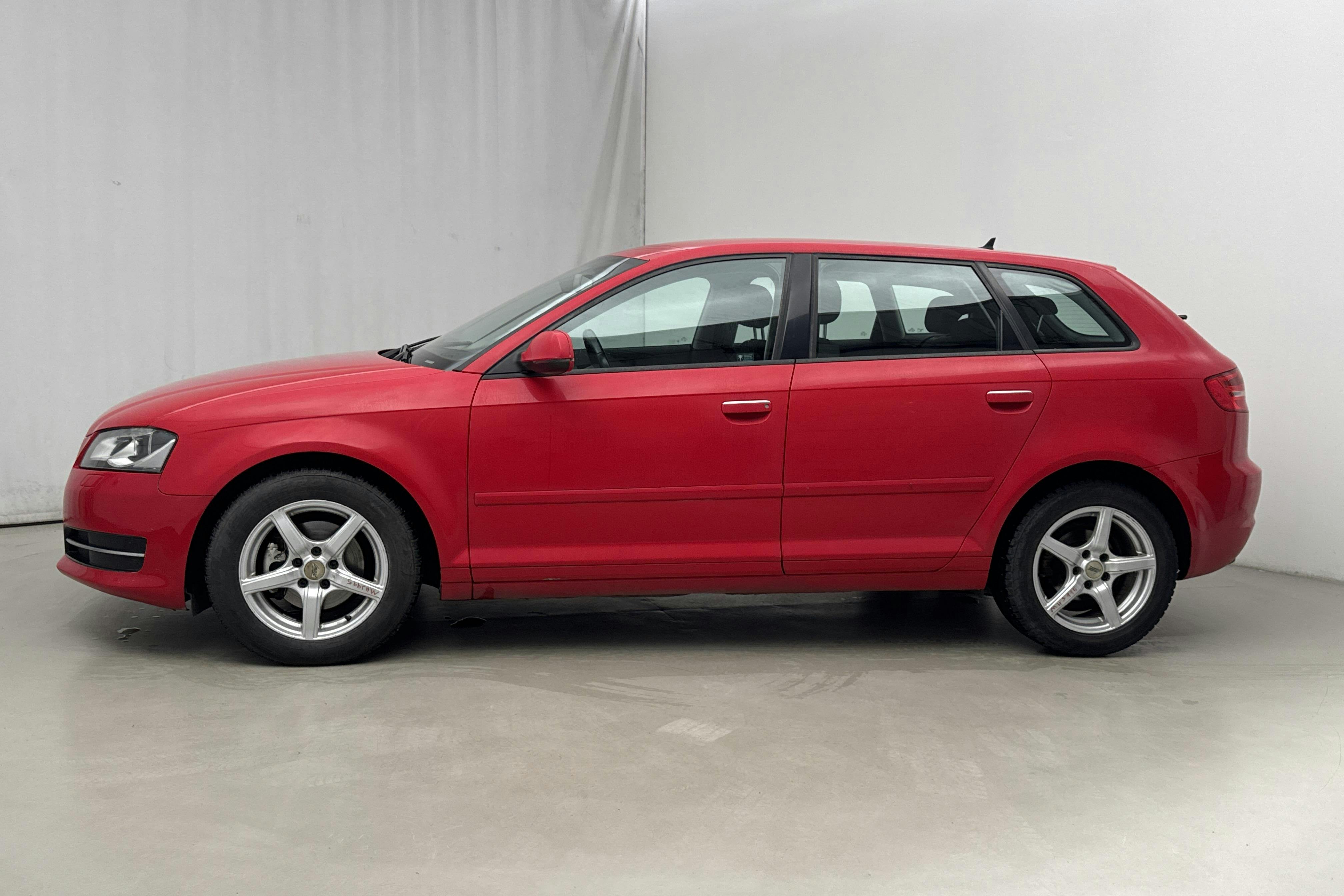 Presentationsfoto 2 av 16: Audi A3 2.0 TDI Sportback (140hk) - 15 243 mil - Automat - röd - 2012