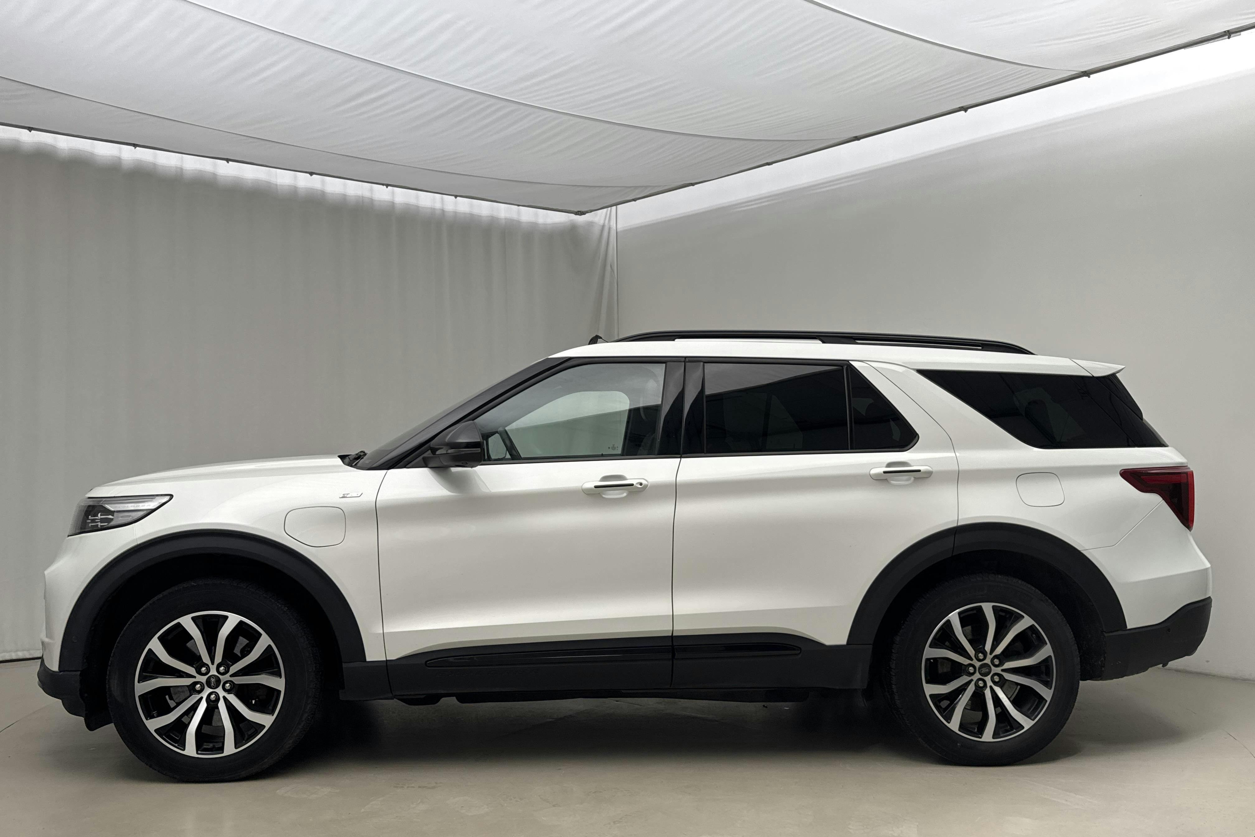 Presentationsfoto 2 av 19: Ford Explorer 3.0T EcoBoost (457hk) - 13 909 mil - Automat - vit - 2020