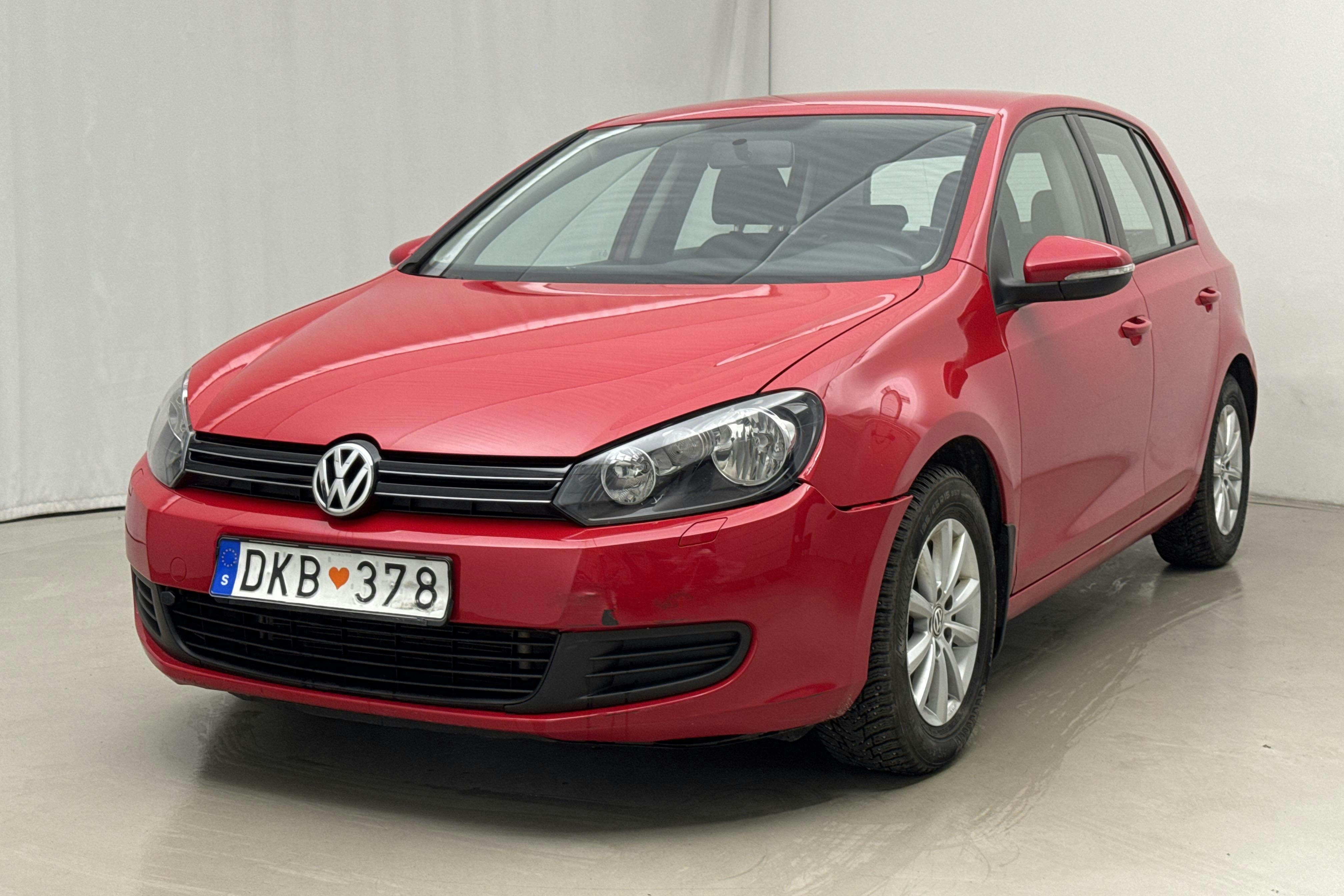 Presentationsfoto 1 av 16: VW Golf VI 1.6 TDI BlueMotion Technology 5dr (105hk) - 8 721 mil - Automat - röd - 2012