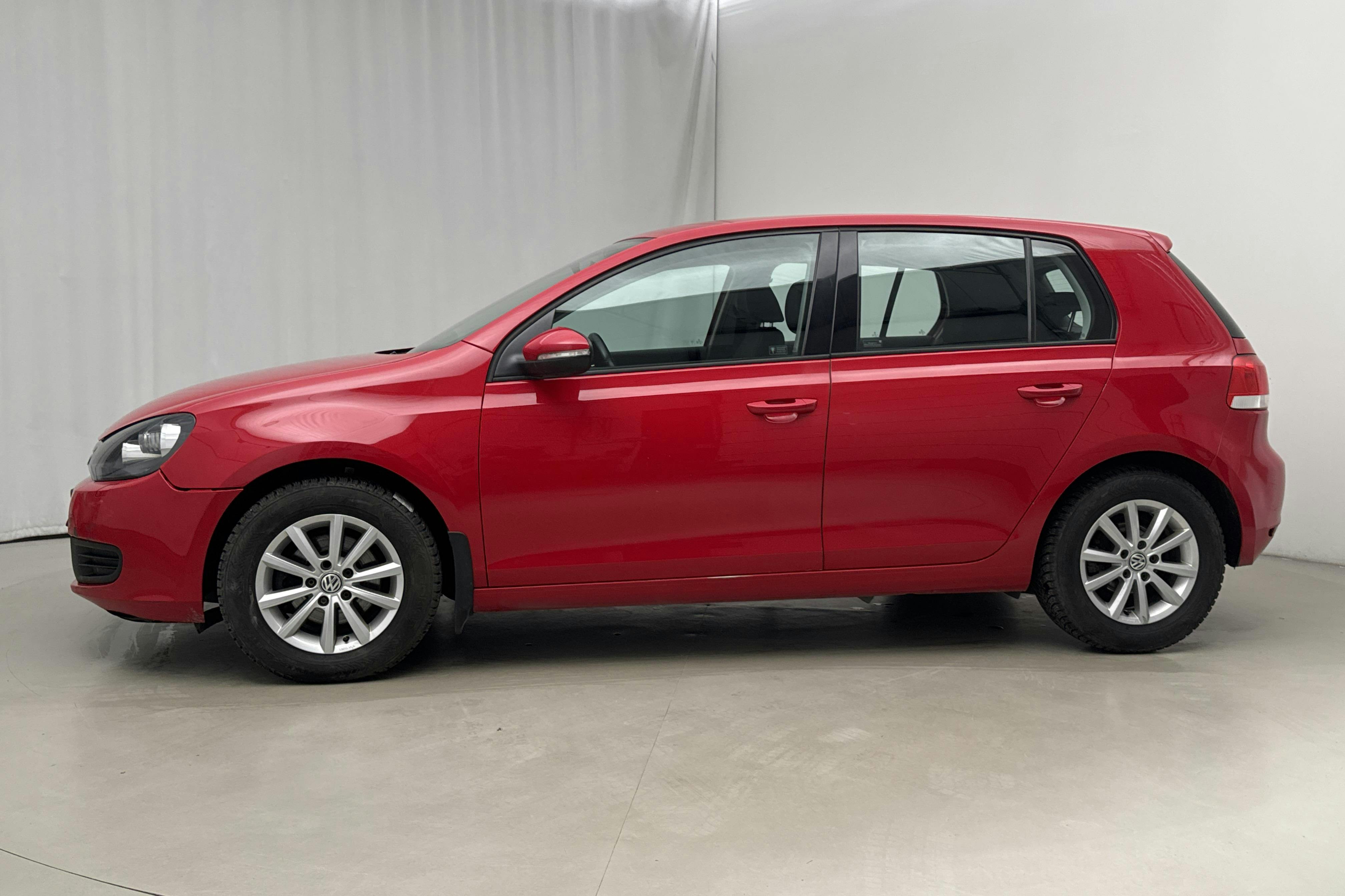 Presentationsfoto 2 av 16: VW Golf VI 1.6 TDI BlueMotion Technology 5dr (105hk) - 8 721 mil - Automat - röd - 2012