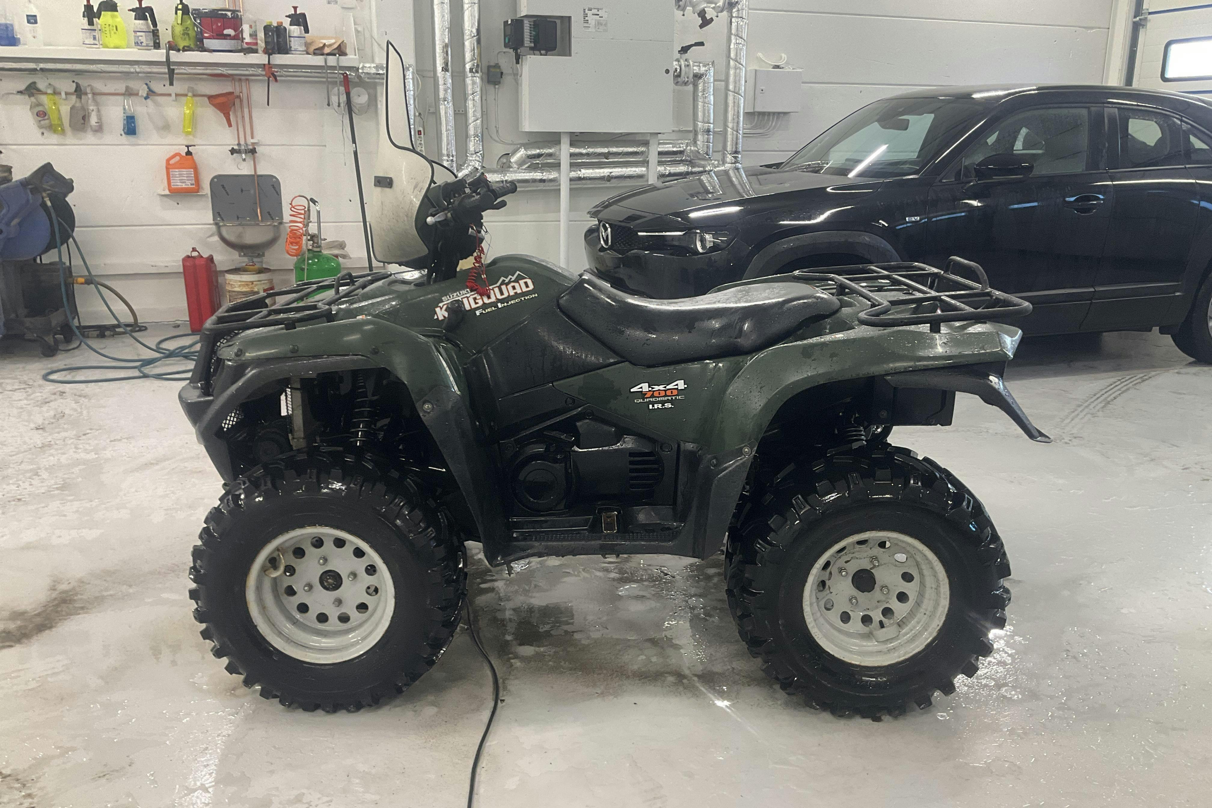 Presentationsfoto 2 av 14: SUZUKI LT-A700X KINGQUAD 700 4X4 ATV - 443 mil - Automat - grön - 2005