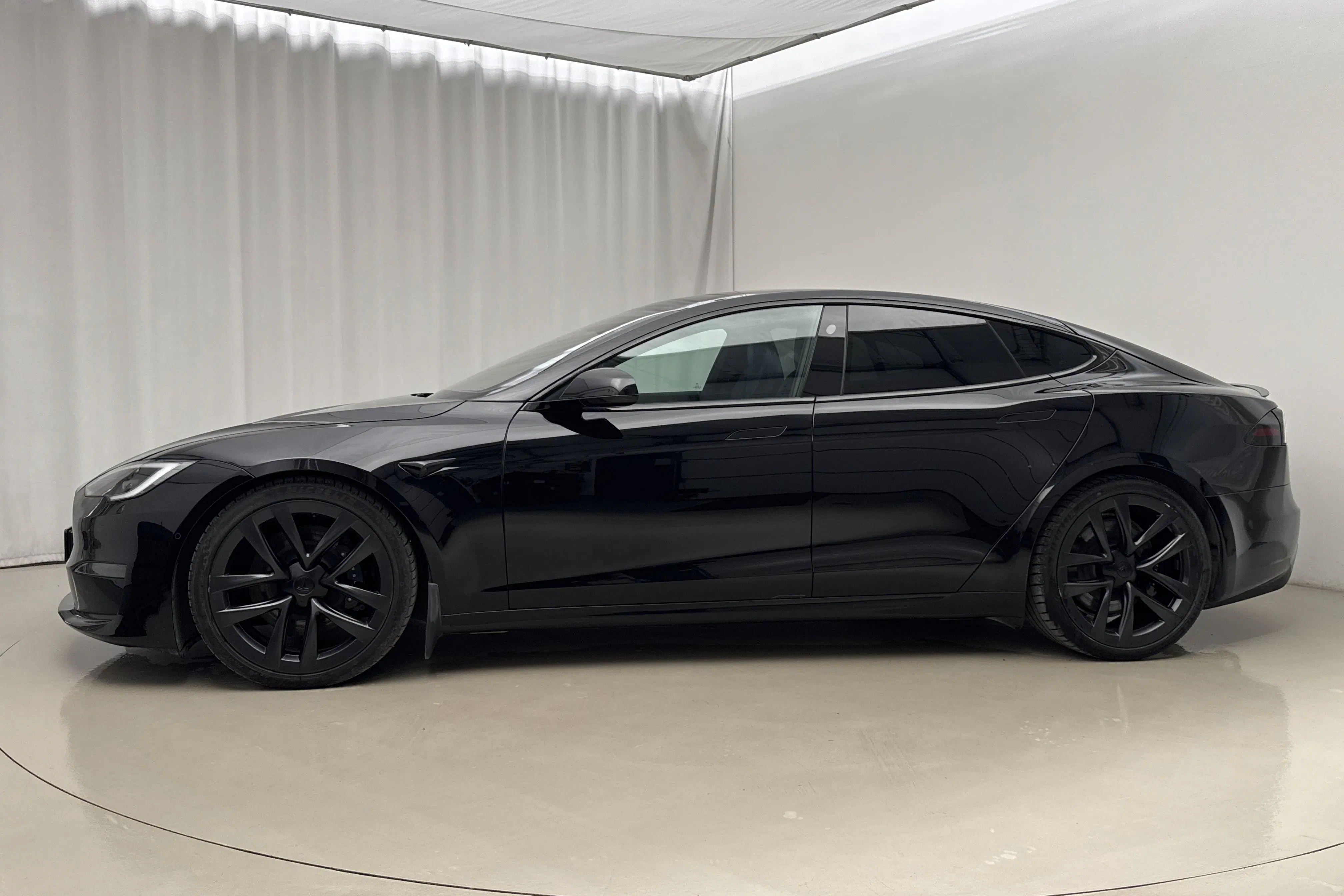 Presentationsfoto 2 av 32: Tesla Model S Plaid AWD - 1 700 mil - Automat - svart - 2023