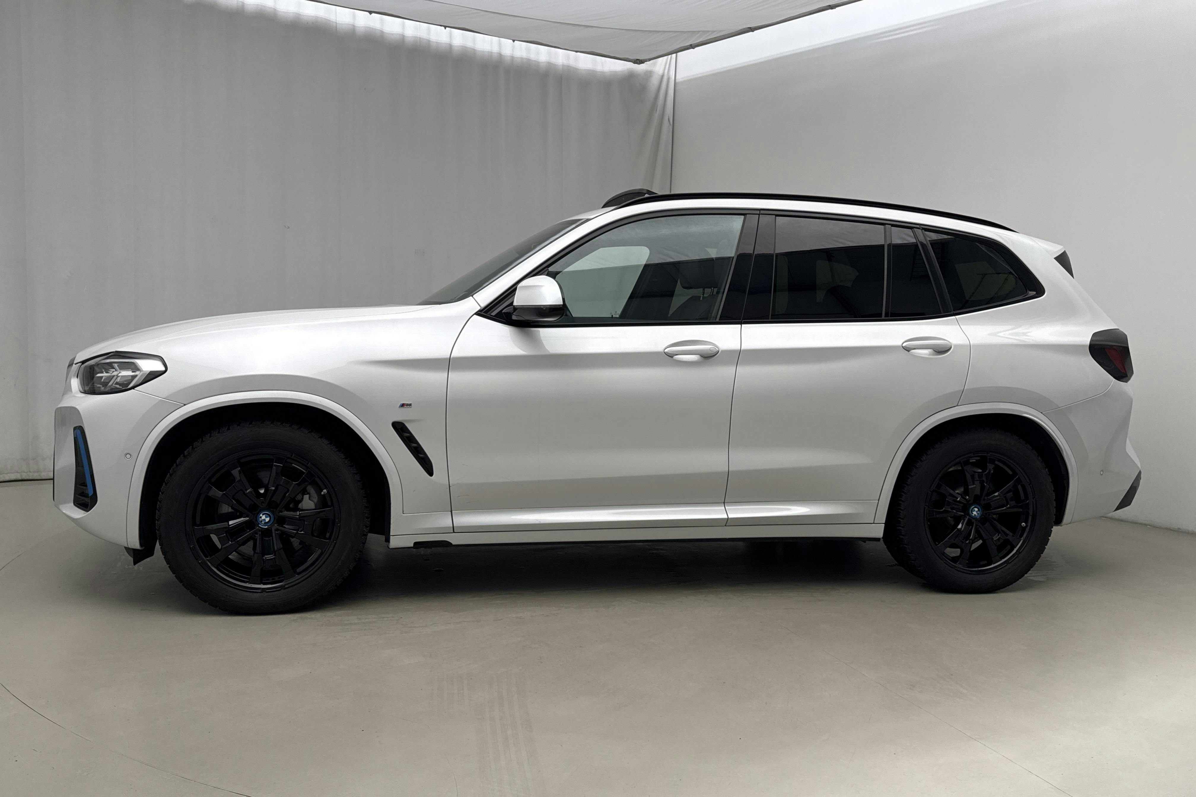 Presentationsfoto 2 av 25: BMW iX3 LCI, G08 (286hk) - 4 606 mil - Automat - vit - 2022