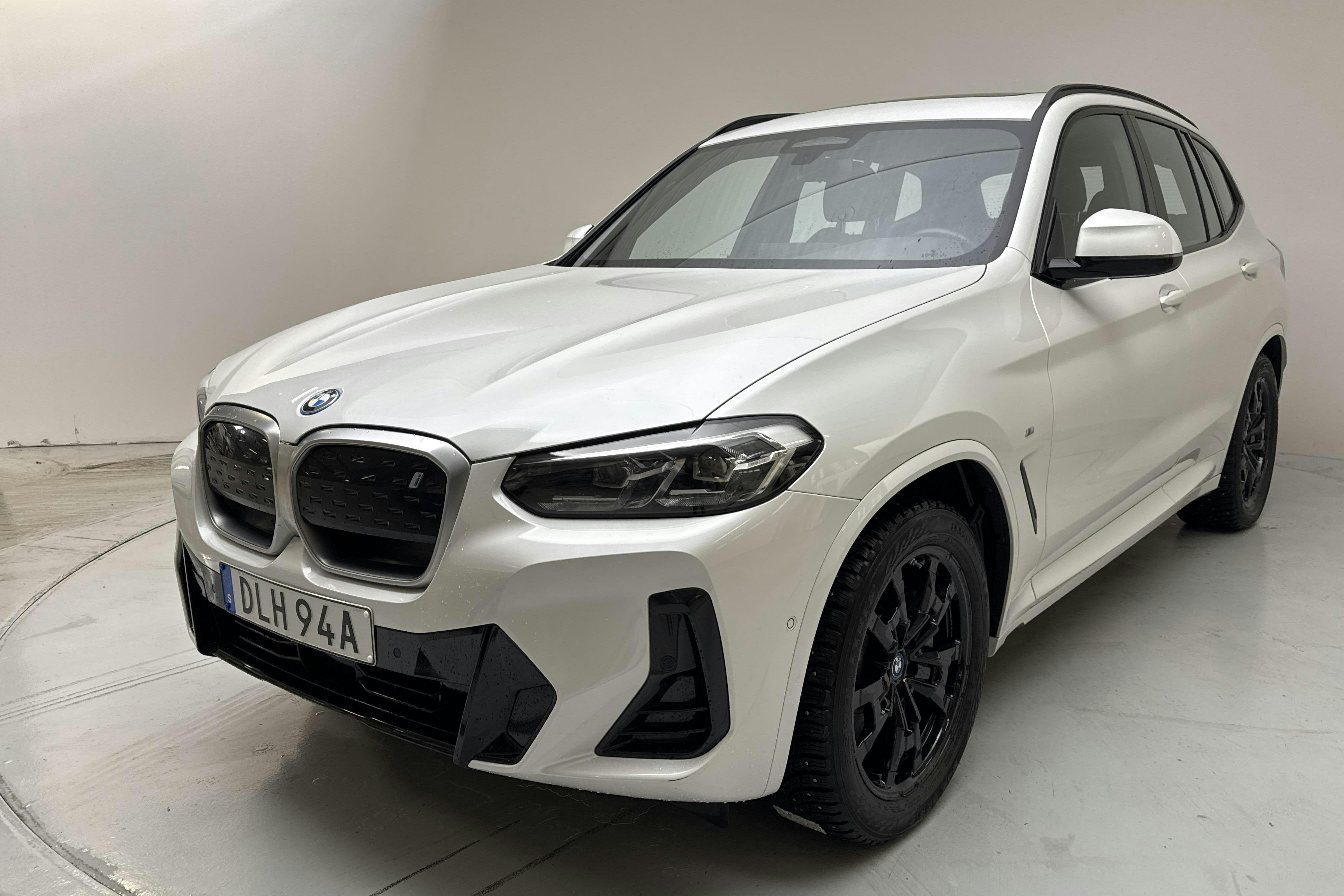 Presentationsfoto 1 av 19: BMW iX3 LCI, G08 (286hk) - 5 086 mil - Automat - vit - 2022