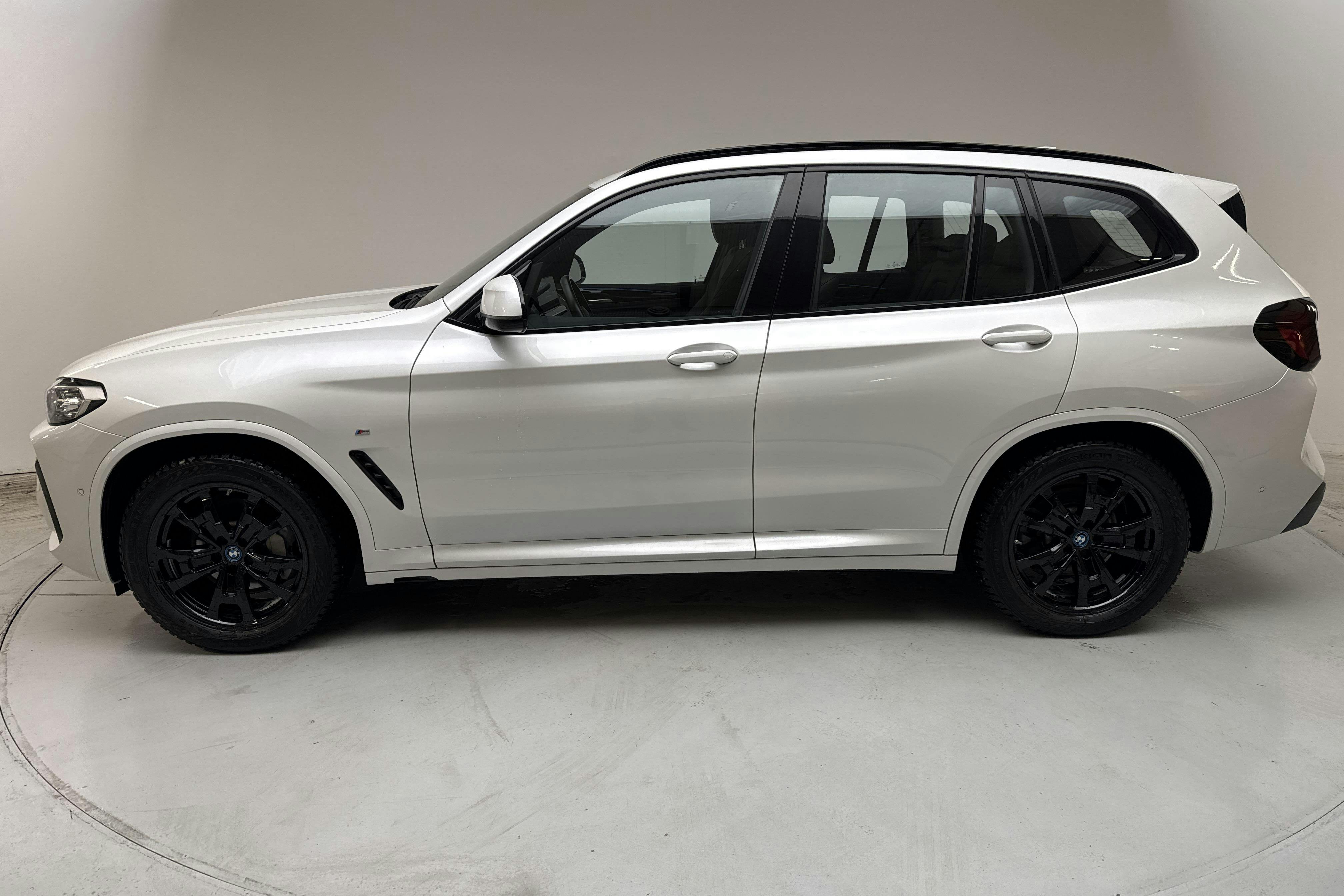 Presentationsfoto 2 av 19: BMW iX3 LCI, G08 (286hk) - 5 086 mil - Automat - vit - 2022