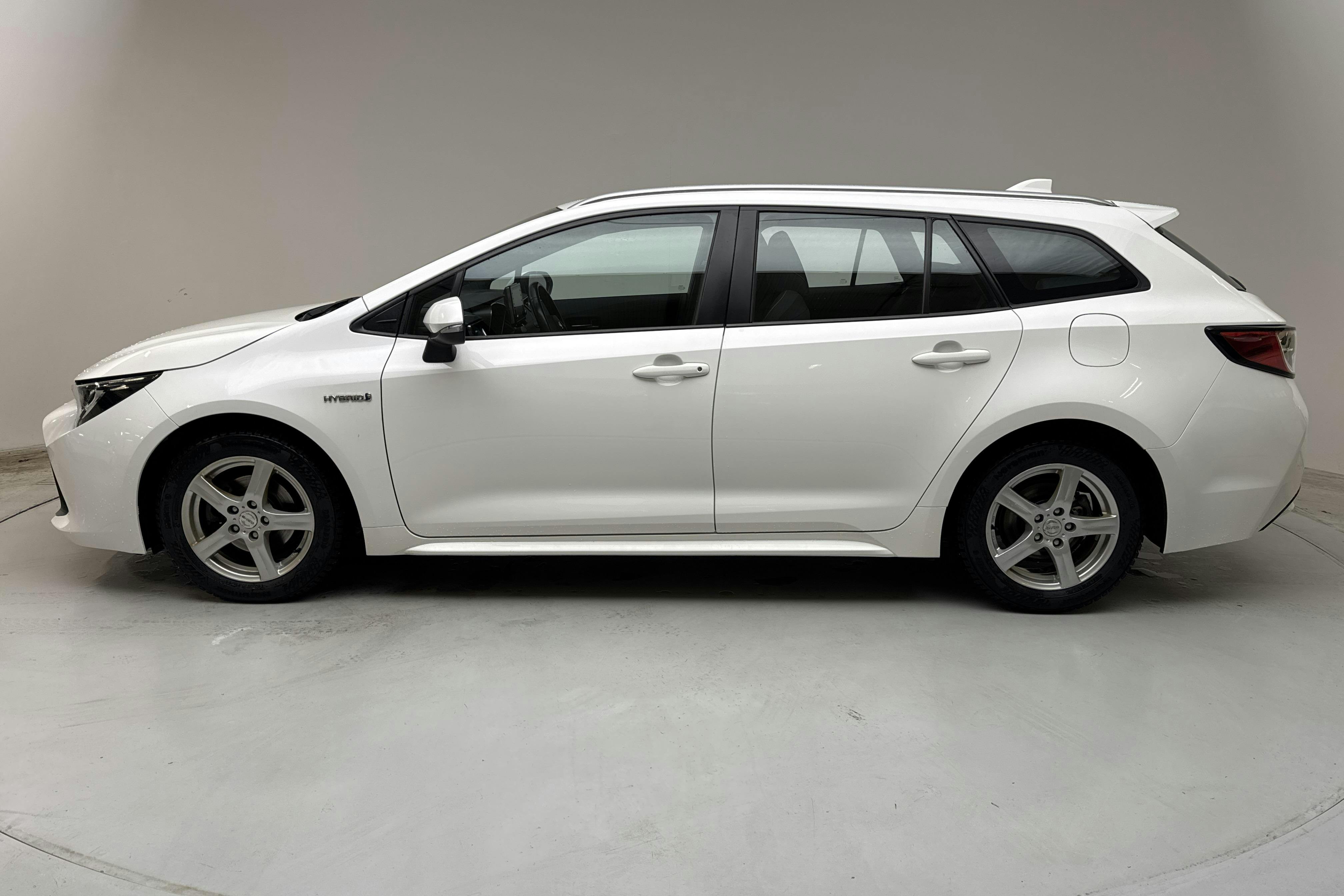 Presentationsfoto 2 av 13: Toyota Corolla 1.8 Hybrid Touring Sports (122hk) - 8 448 mil - Automat - vit - 2019