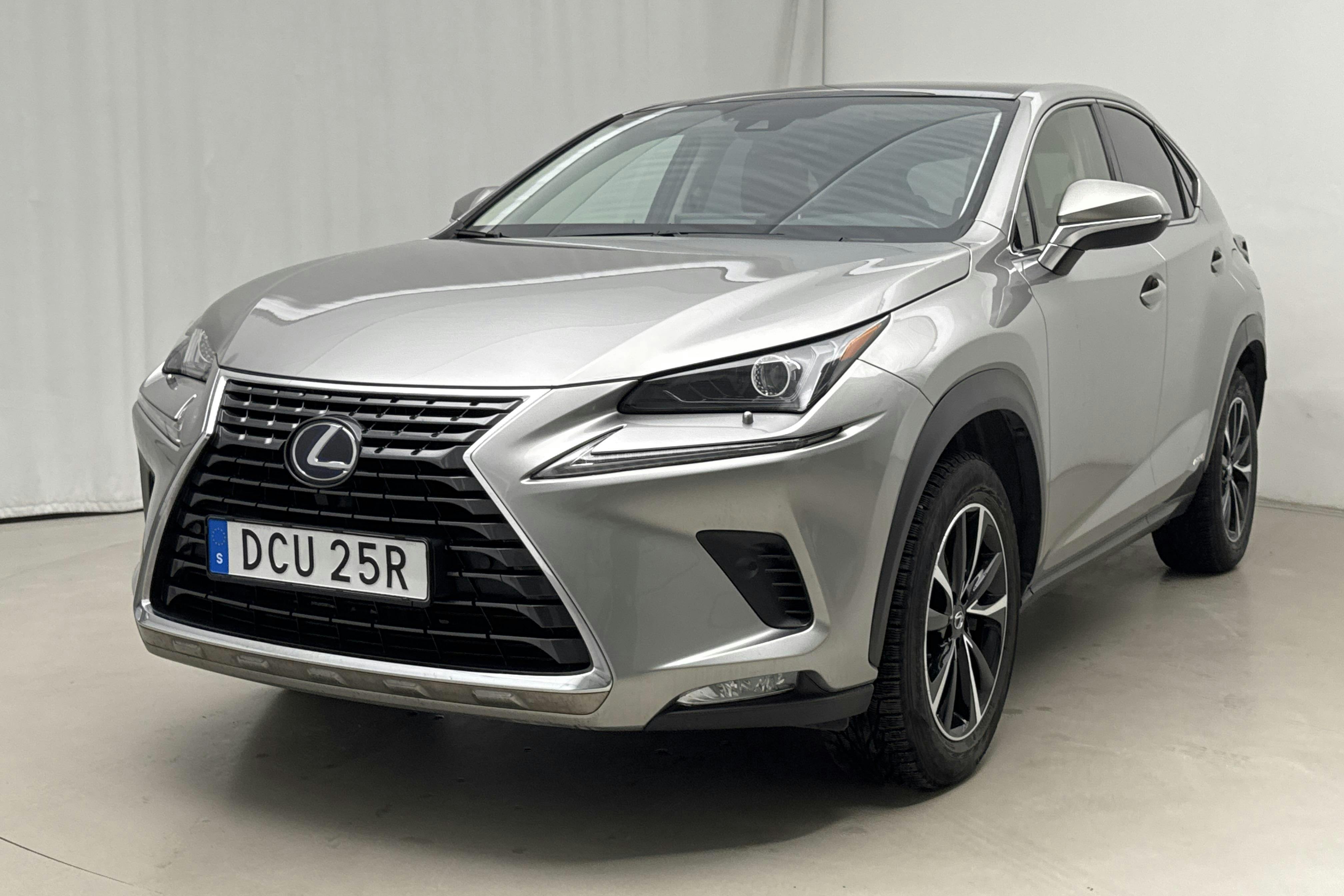 Presentationsfoto 1 av 23: Lexus NX 300h AWD (197hk) - 10 091 mil - Automat - Light Grey - 2020