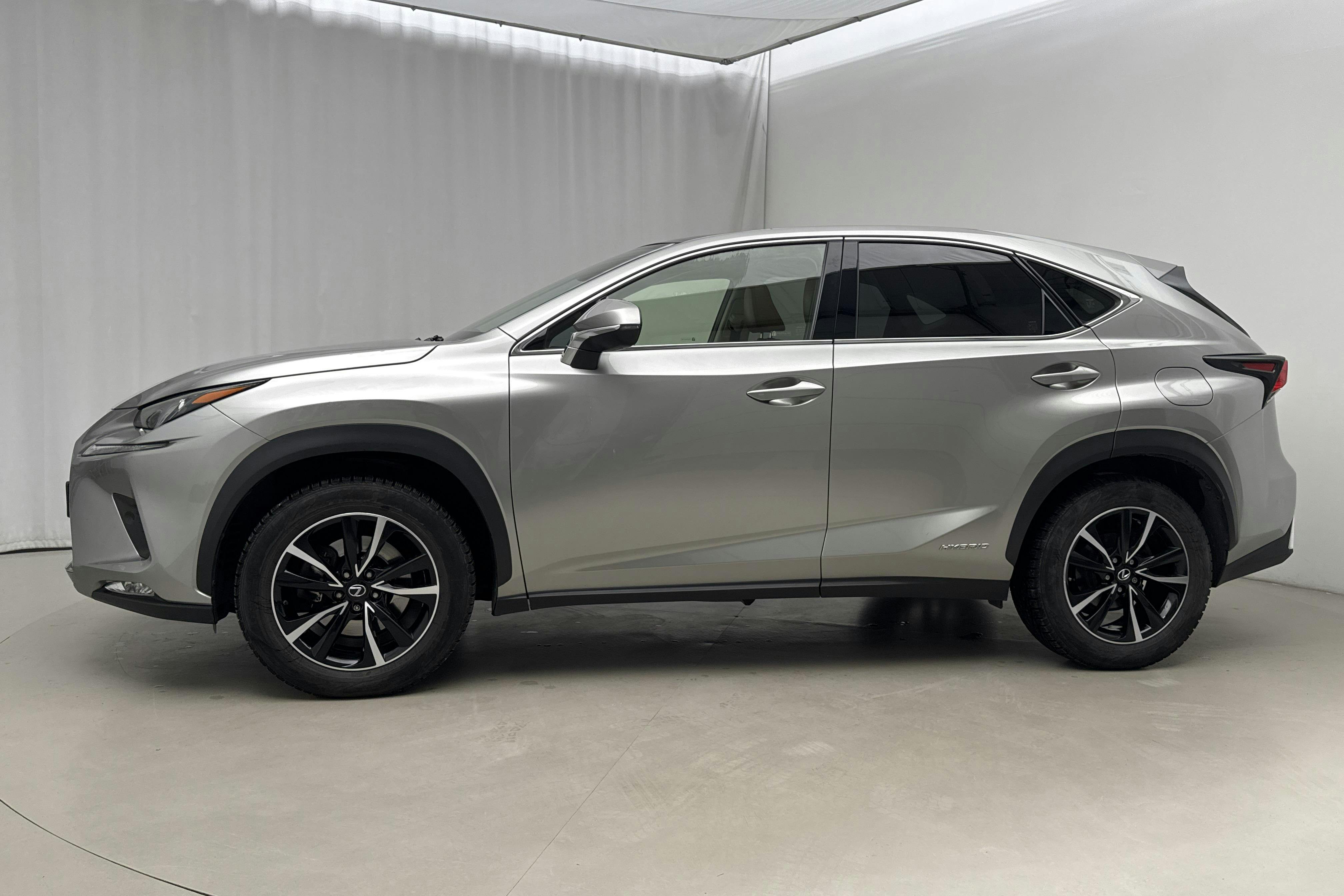 Presentationsfoto 2 av 23: Lexus NX 300h AWD (197hk) - 10 091 mil - Automat - Light Grey - 2020