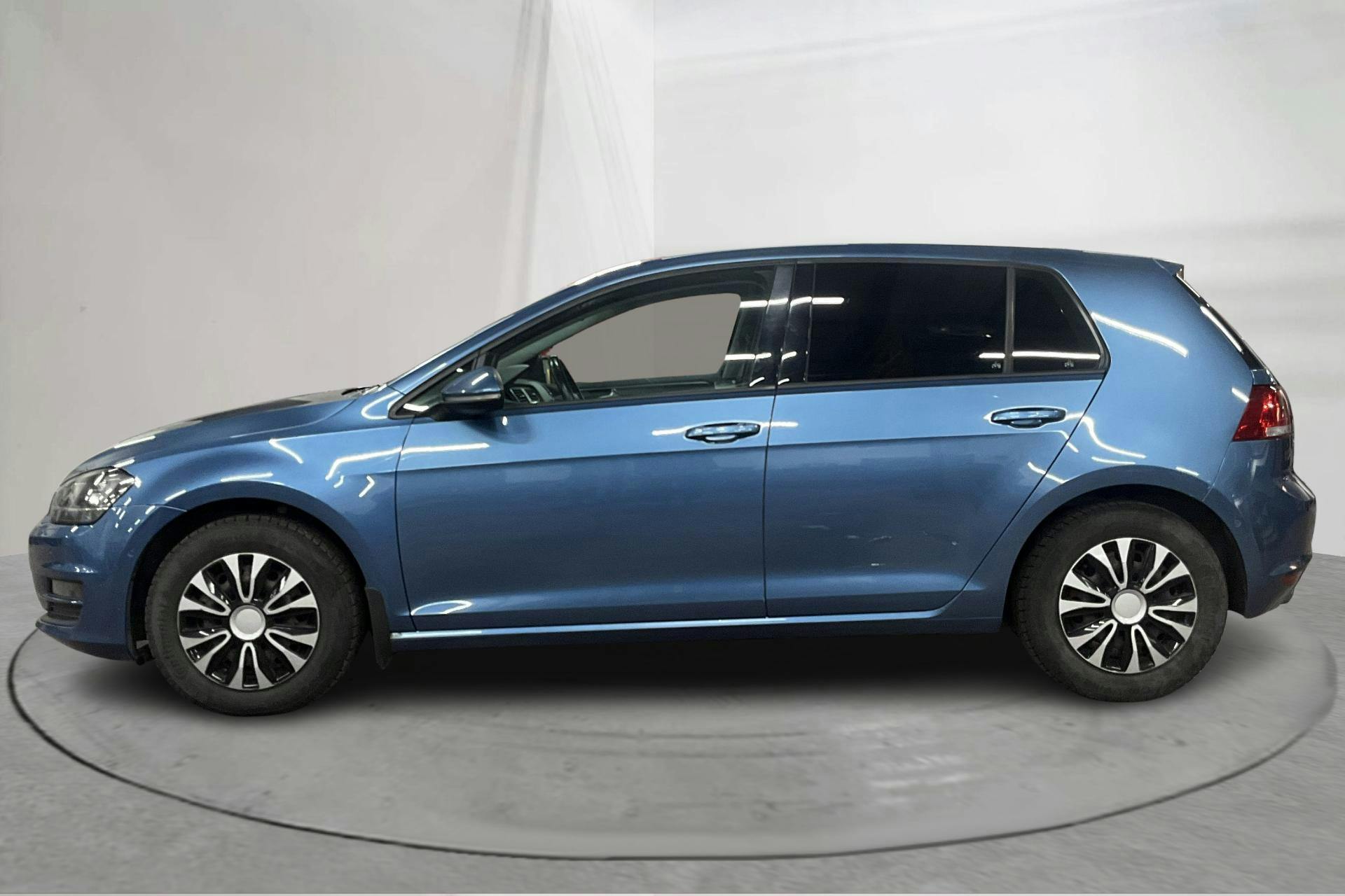 Presentationsfoto 2 av 17: VW Golf VII 1.6 TDI BlueMotion Technology 5dr (105hk) - 17 198 mil - Automat - blå - 2013
