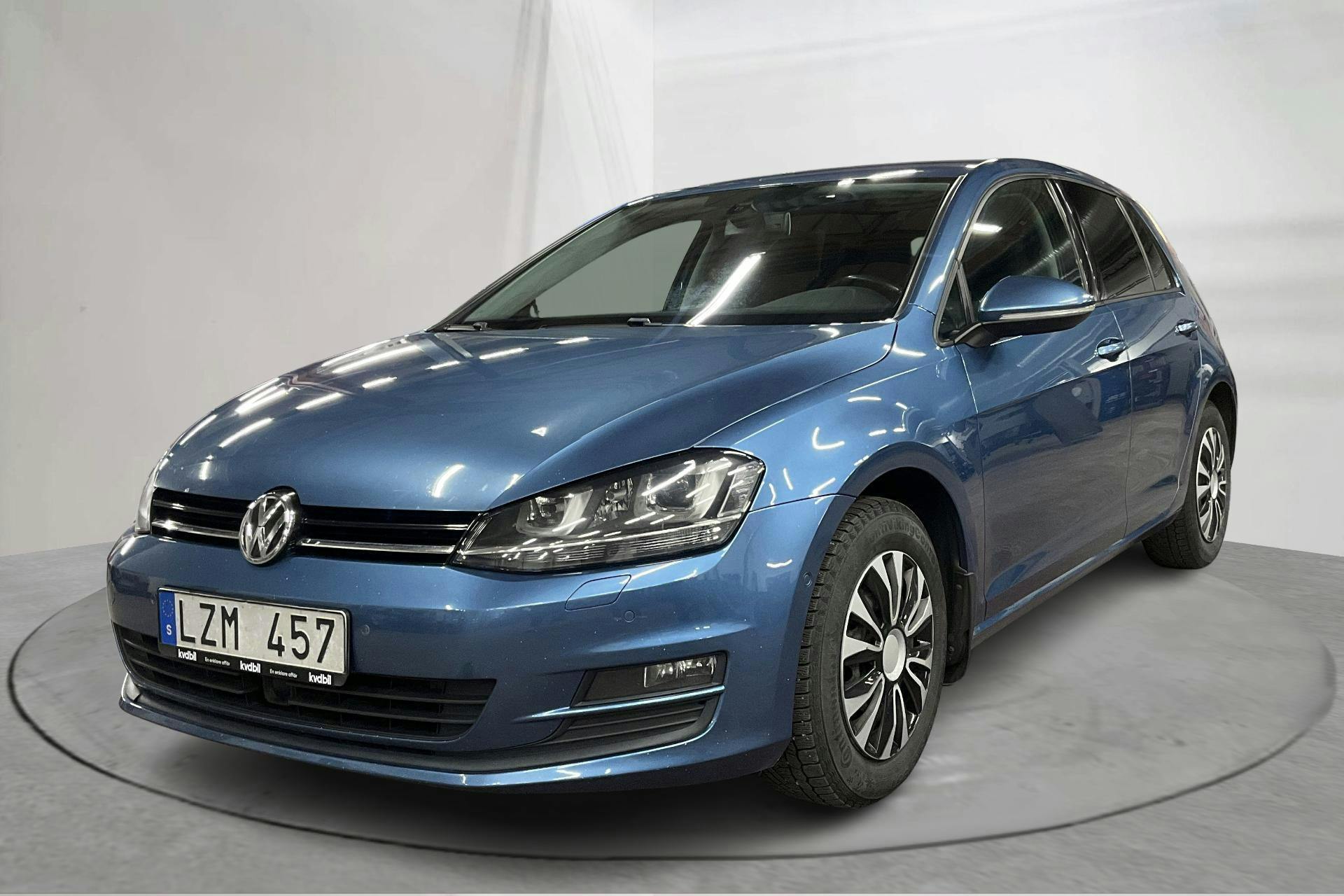 Presentationsfoto 1 av 17: VW Golf VII 1.6 TDI BlueMotion Technology 5dr (105hk) - 17 198 mil - Automat - blå - 2013