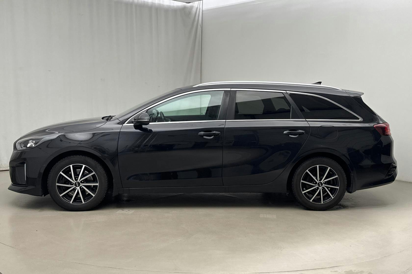 Presentationsfoto 2 av 20: KIA Ceed 1.4 T-GDi SW (140hk) - 9 649 mil - Automat - svart - 2019