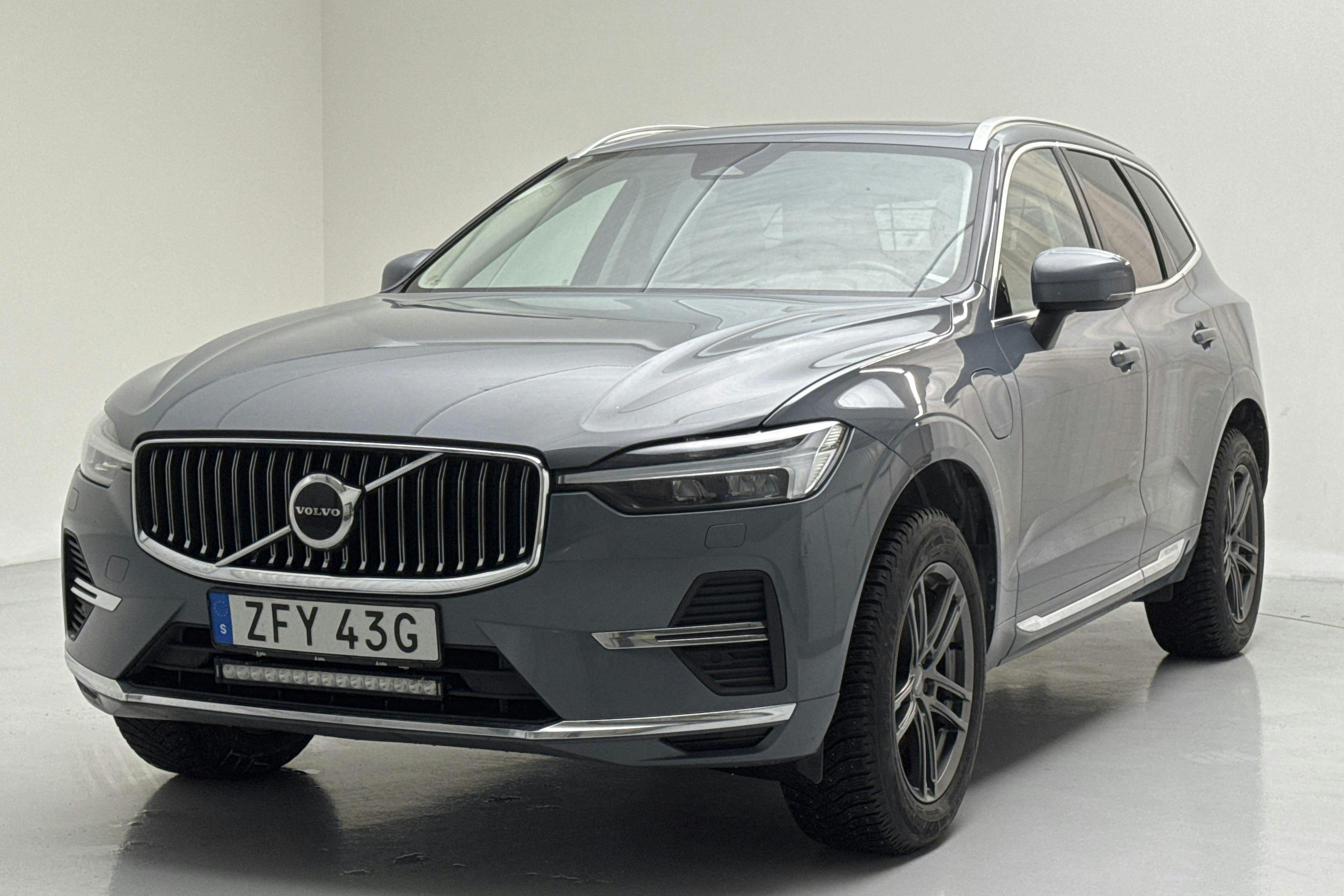Presentationsfoto 1 av 18: Volvo XC60 T6 AWD Recharge (350hk) - 13 740 mil - Automat - grå - 2023