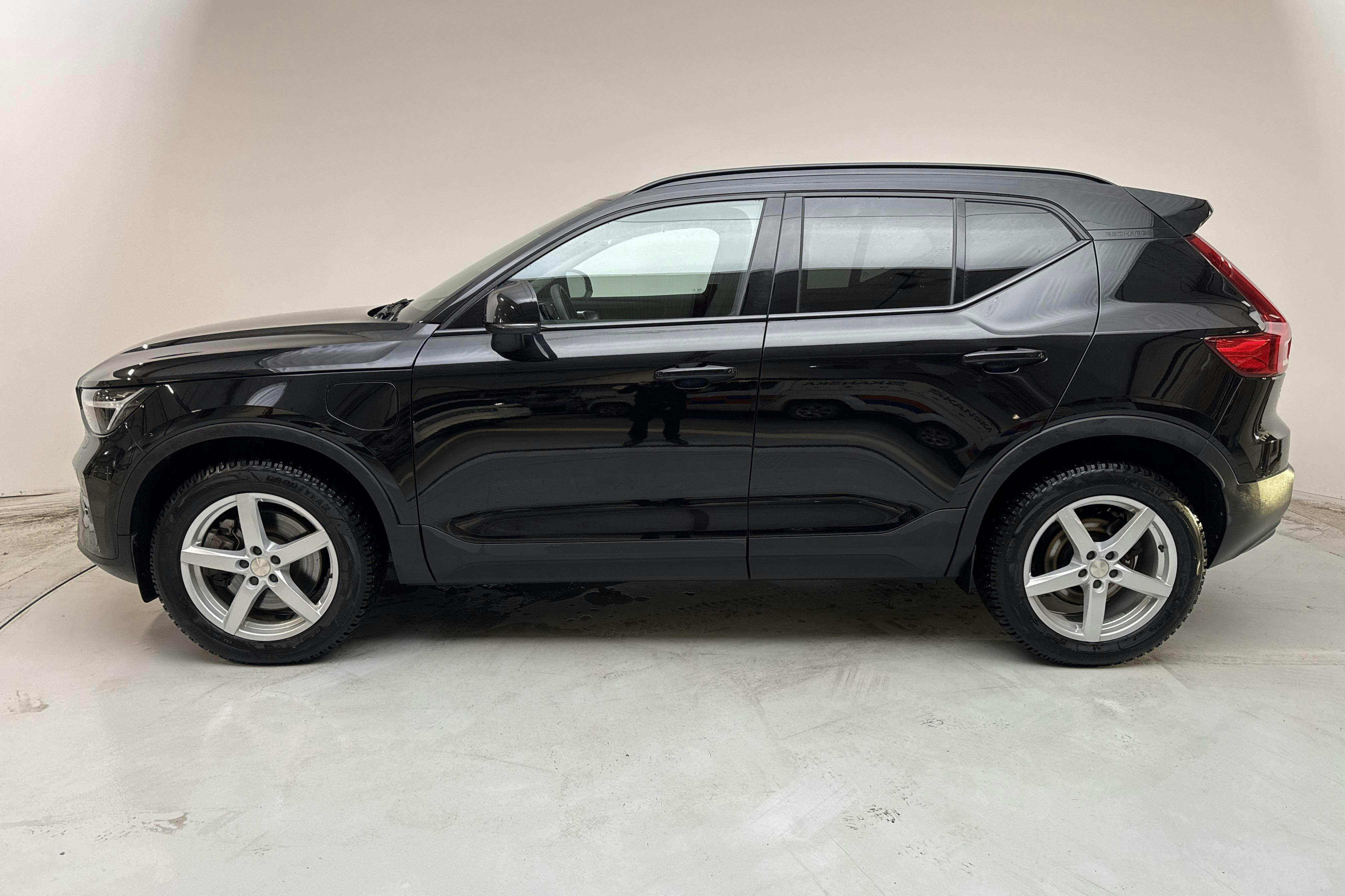 Presentationsfoto 2 av 19: Volvo XC40 T4 2WD Twin Engine (211hk) - 5 743 mil - Automat - svart - 2023