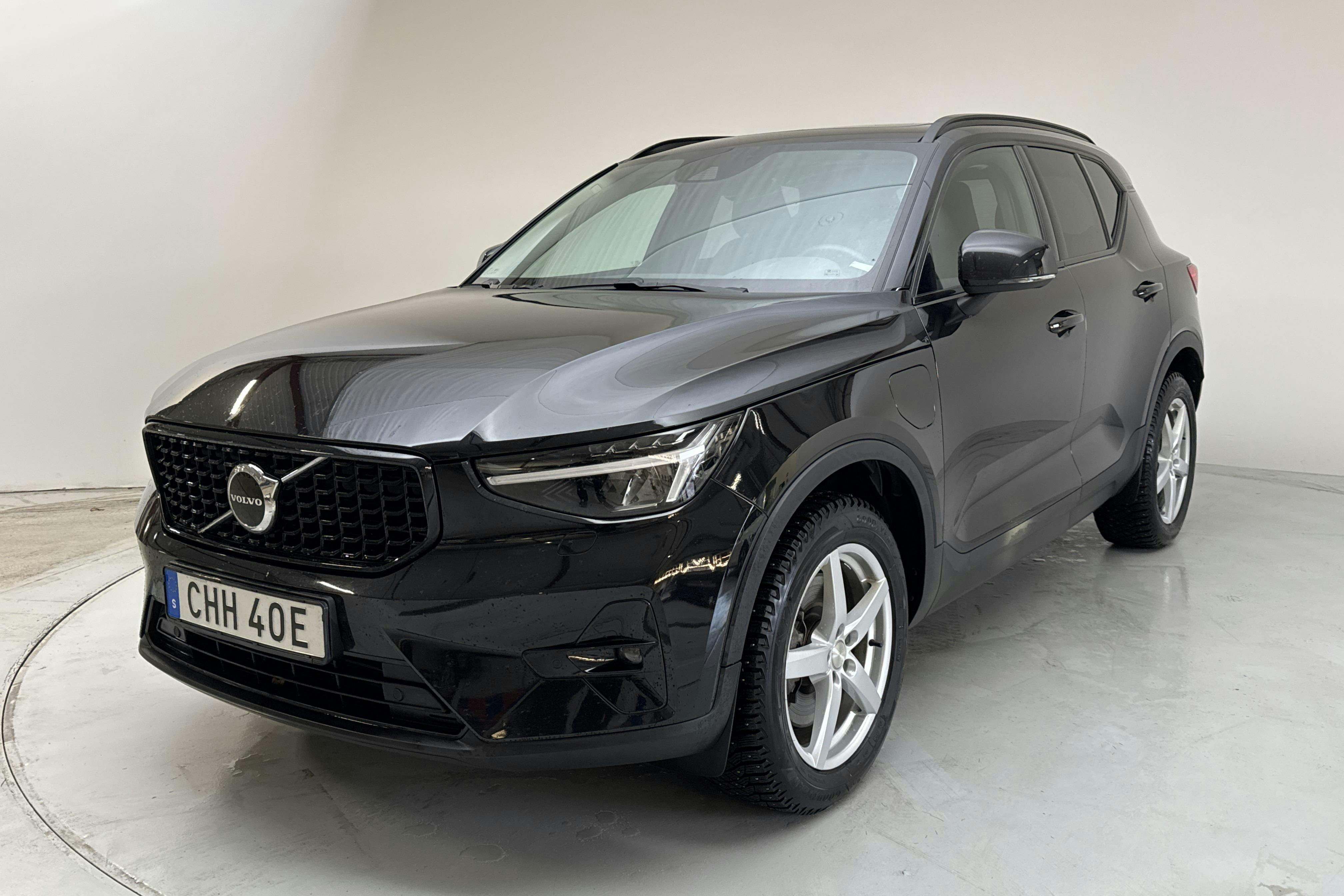 Presentationsfoto 1 av 19: Volvo XC40 T4 2WD Twin Engine (211hk) - 5 743 mil - Automat - svart - 2023