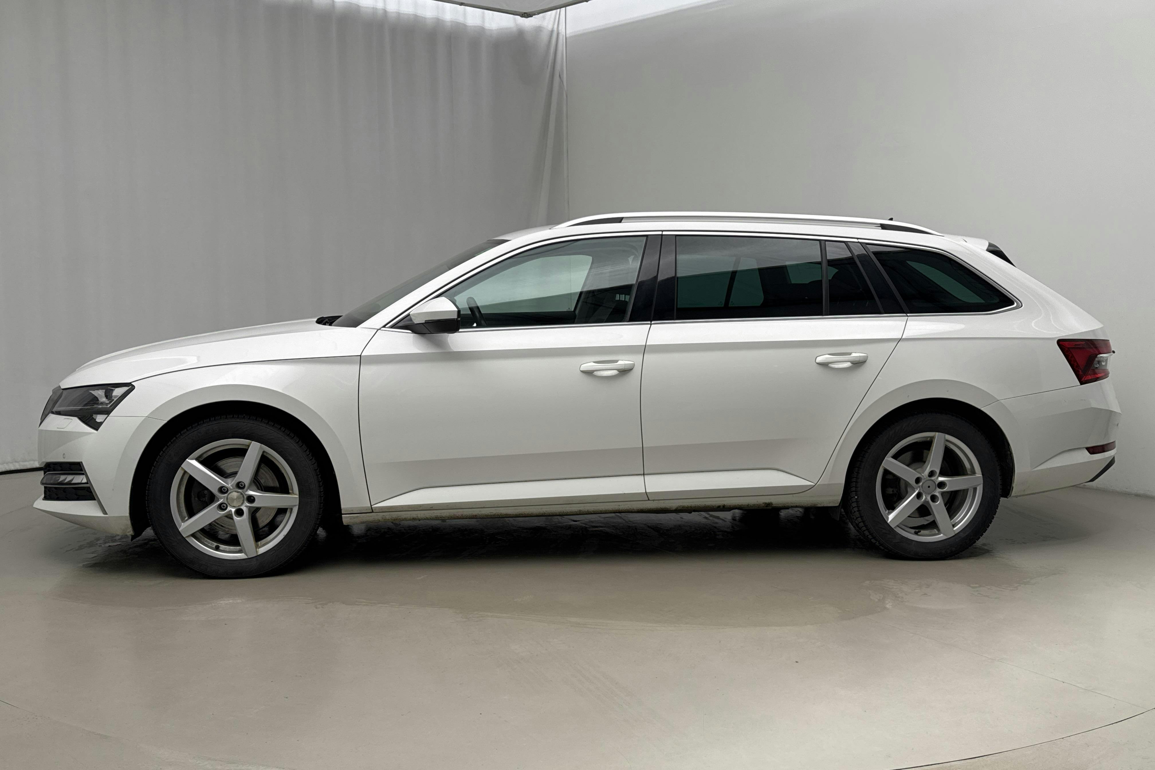 Esitlusfoto 2 aadressil 23: Skoda Superb 1.4 TSI PHEV Kombi (218hk) - 137 910 km - Automaatne - valge - 2021