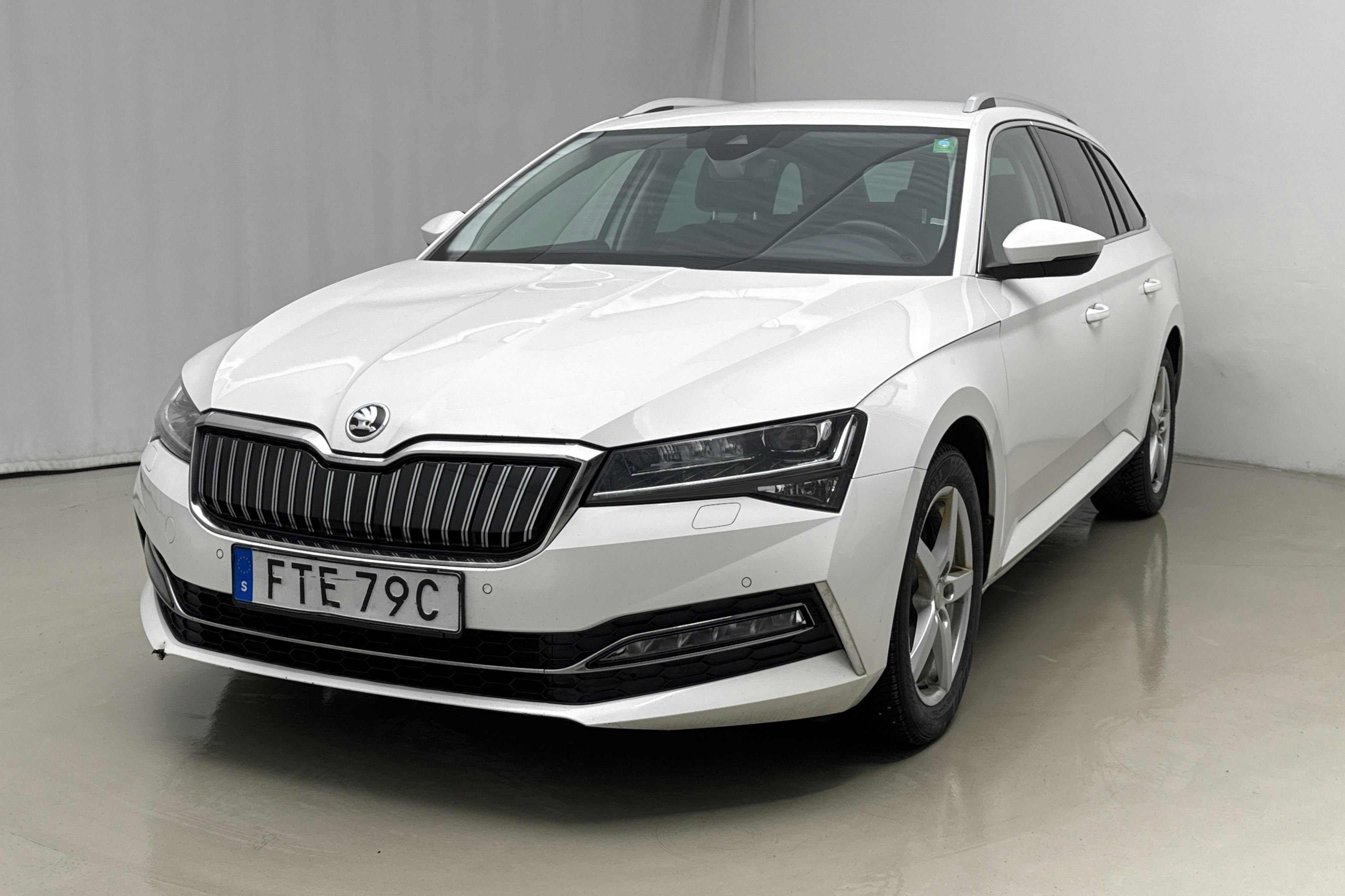 Esitlusfoto 1 aadressil 23: Skoda Superb 1.4 TSI PHEV Kombi (218hk) - 137 910 km - Automaatne - valge - 2021
