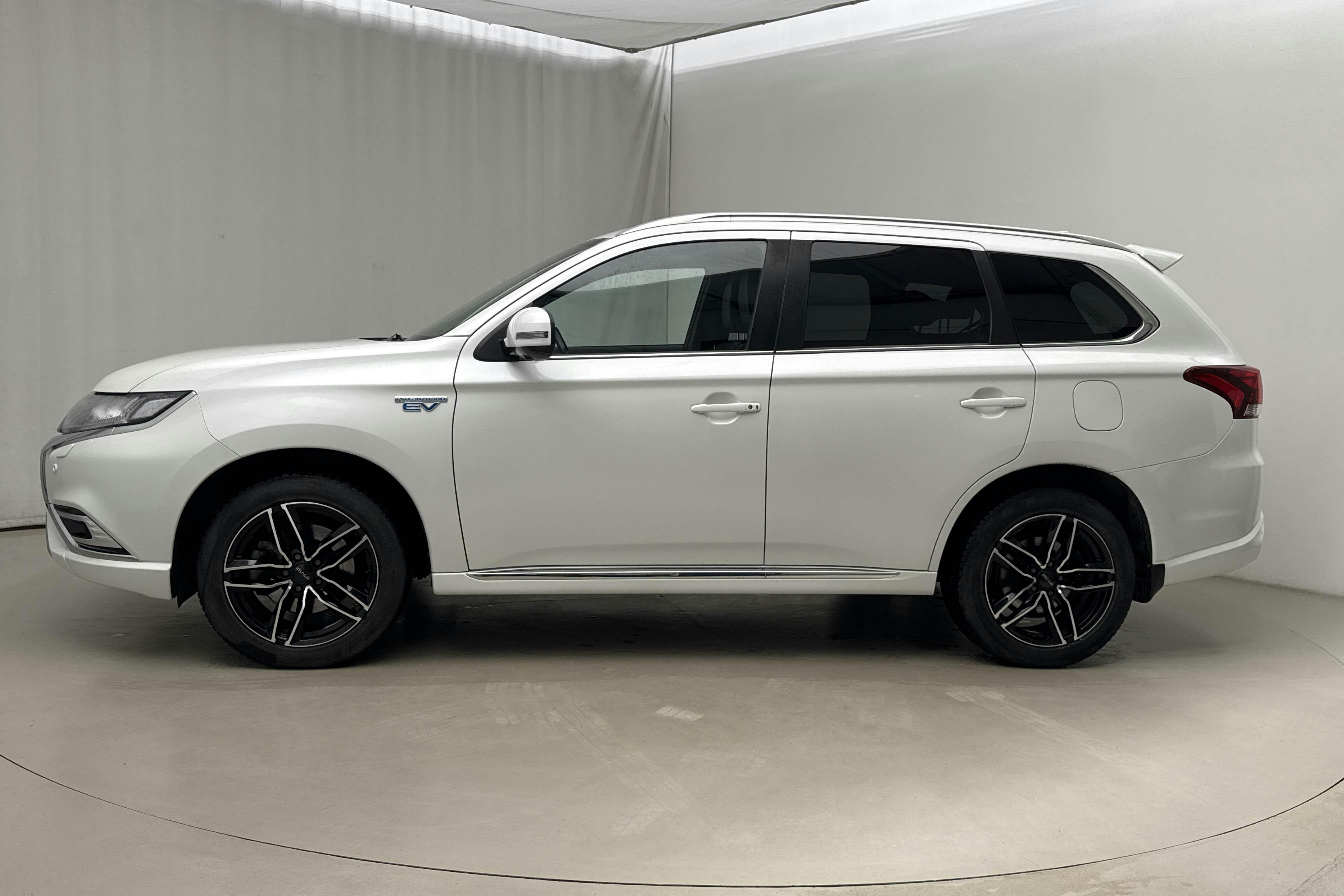 Presentation photo 2 of 21: Mitsubishi Outlander 2.4 Plug-in Hybrid 4WD (136hk) - 73 400 km - Automatic - white - 2020