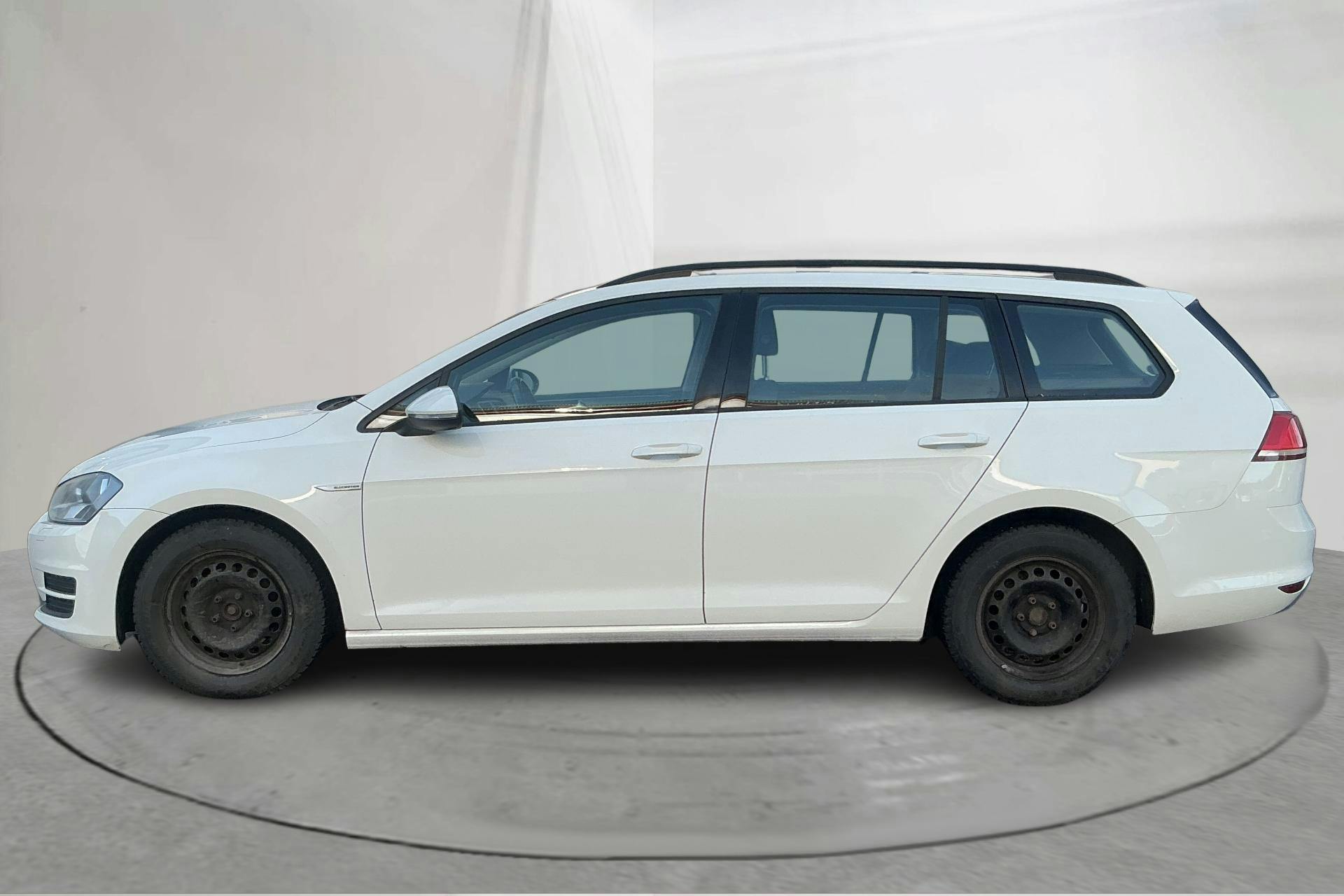 Presentationsfoto 2 av 14: VW Golf VII 1.6 TDI BlueMotion Sportscombi (110hk) - 16 178 mil - Manuell - vit - 2014