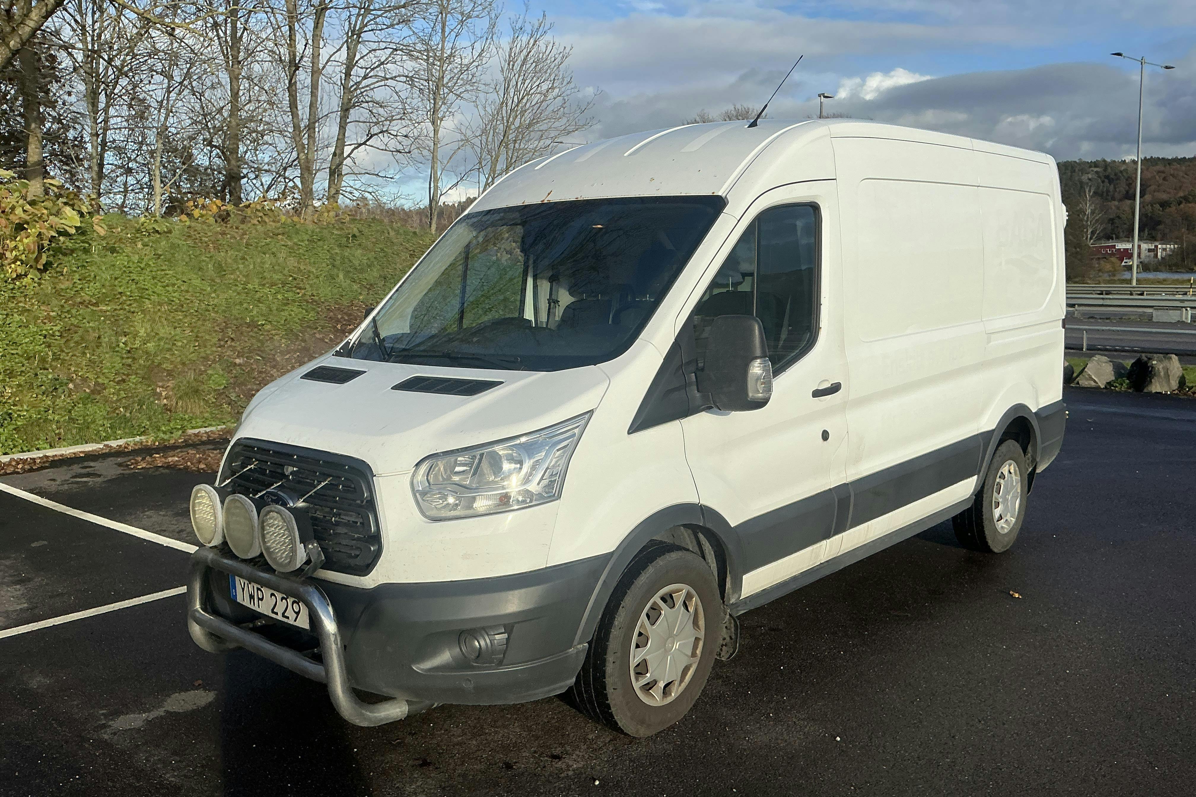 Presentationsfoto 1 av 13: Ford Transit 350 2.0 TDCi AWD Skåp (130hk) - 20 079 mil - Manuell - vit - 2018