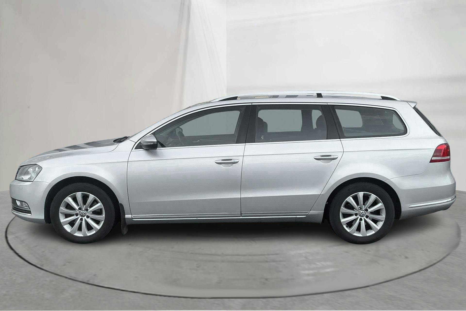 Presentationsfoto 2 av 15: VW Passat 2.0 TDI BlueMotion Technology Variant 4Motion (140hk) - 19 286 mil - Manuell - silver - 2014