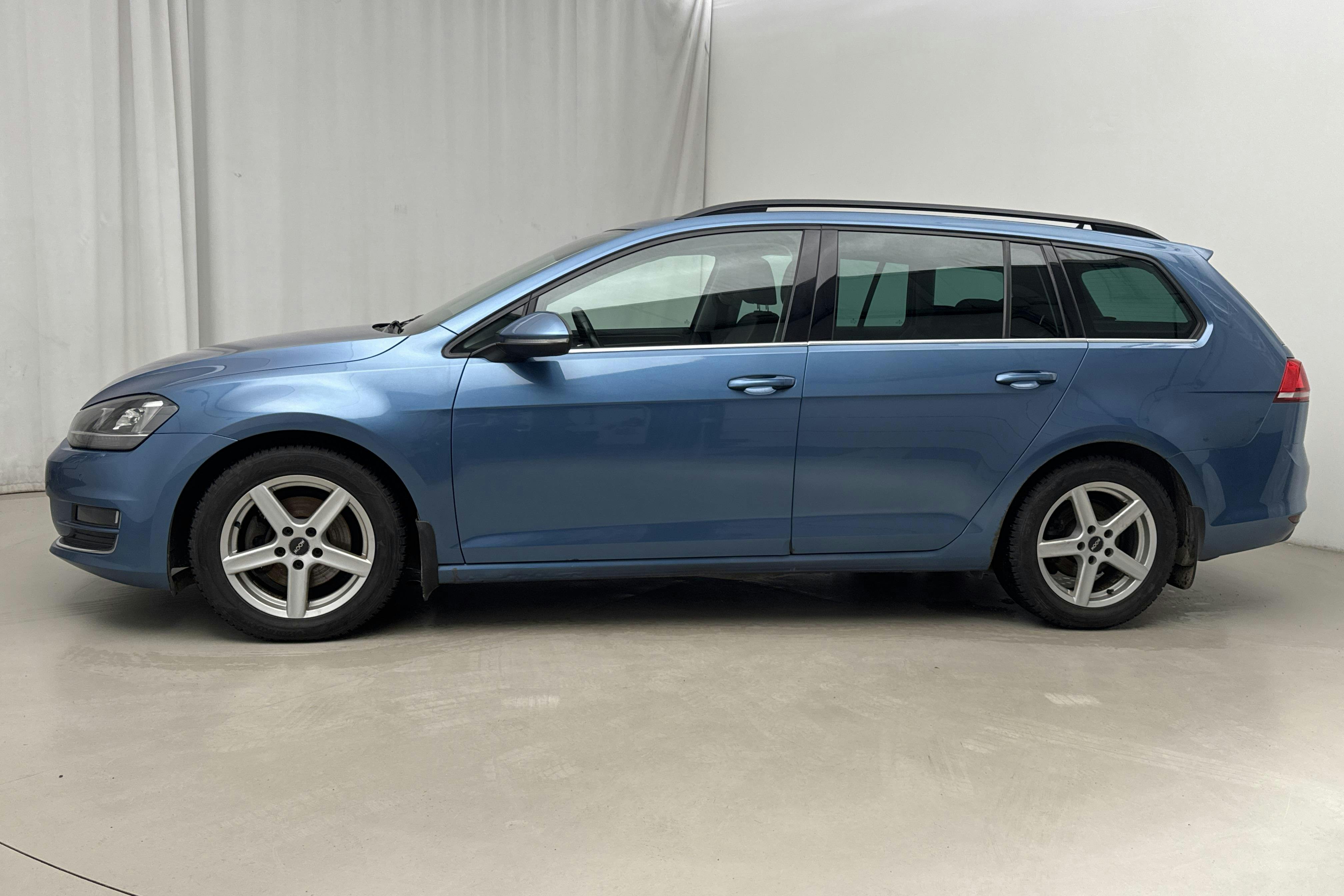 Presentationsfoto 2 av 19: VW Golf VII 2.0 TDI BlueMotion Technology Sportscombi 4Motion (150hk) - 19 323 mil - Manuell - blå - 2015