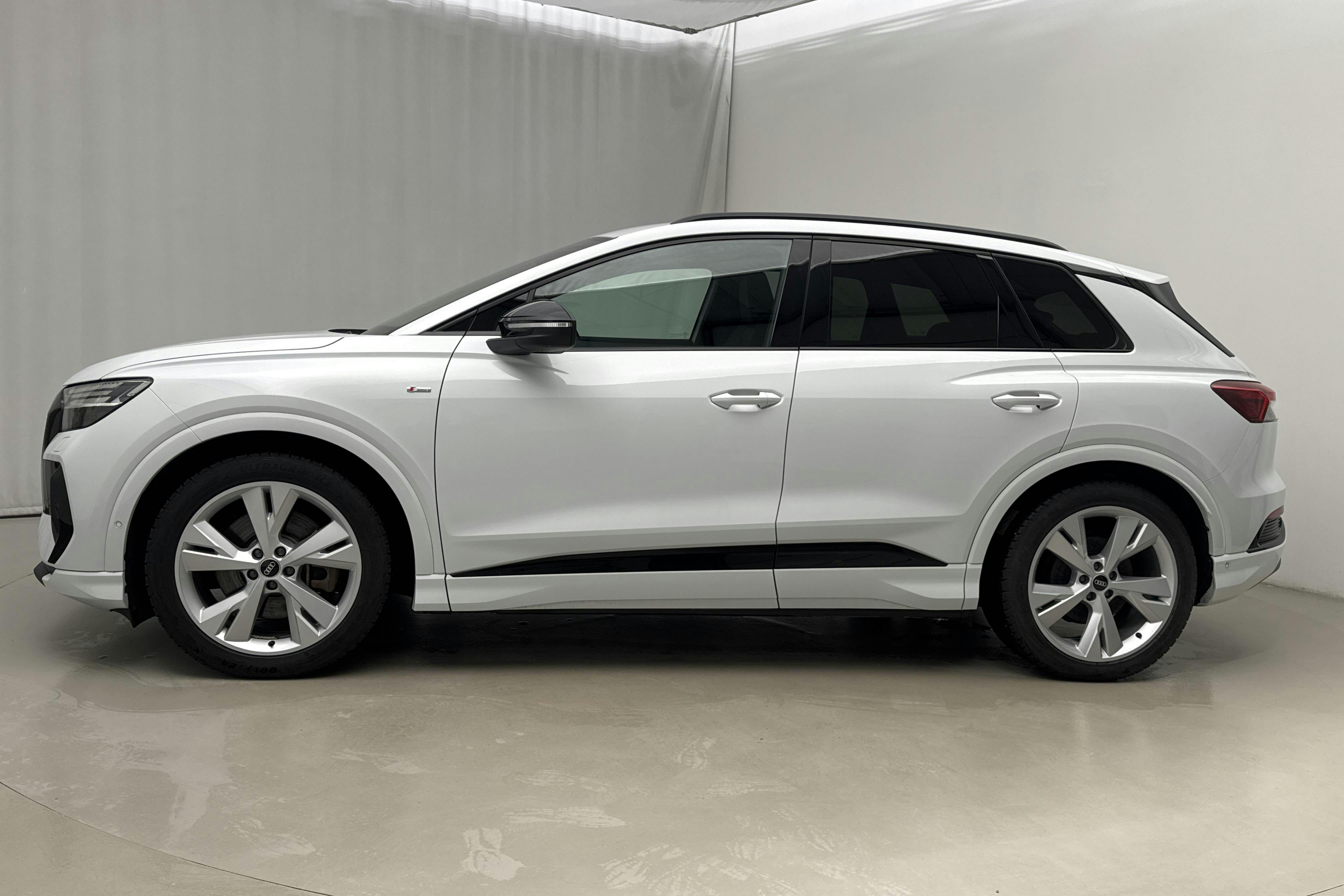 Presentation photo 2 of 24: Audi Q4 45 e-tron quattro 77kWh (265hk) - 30 660 km - Automatic - white - 2023