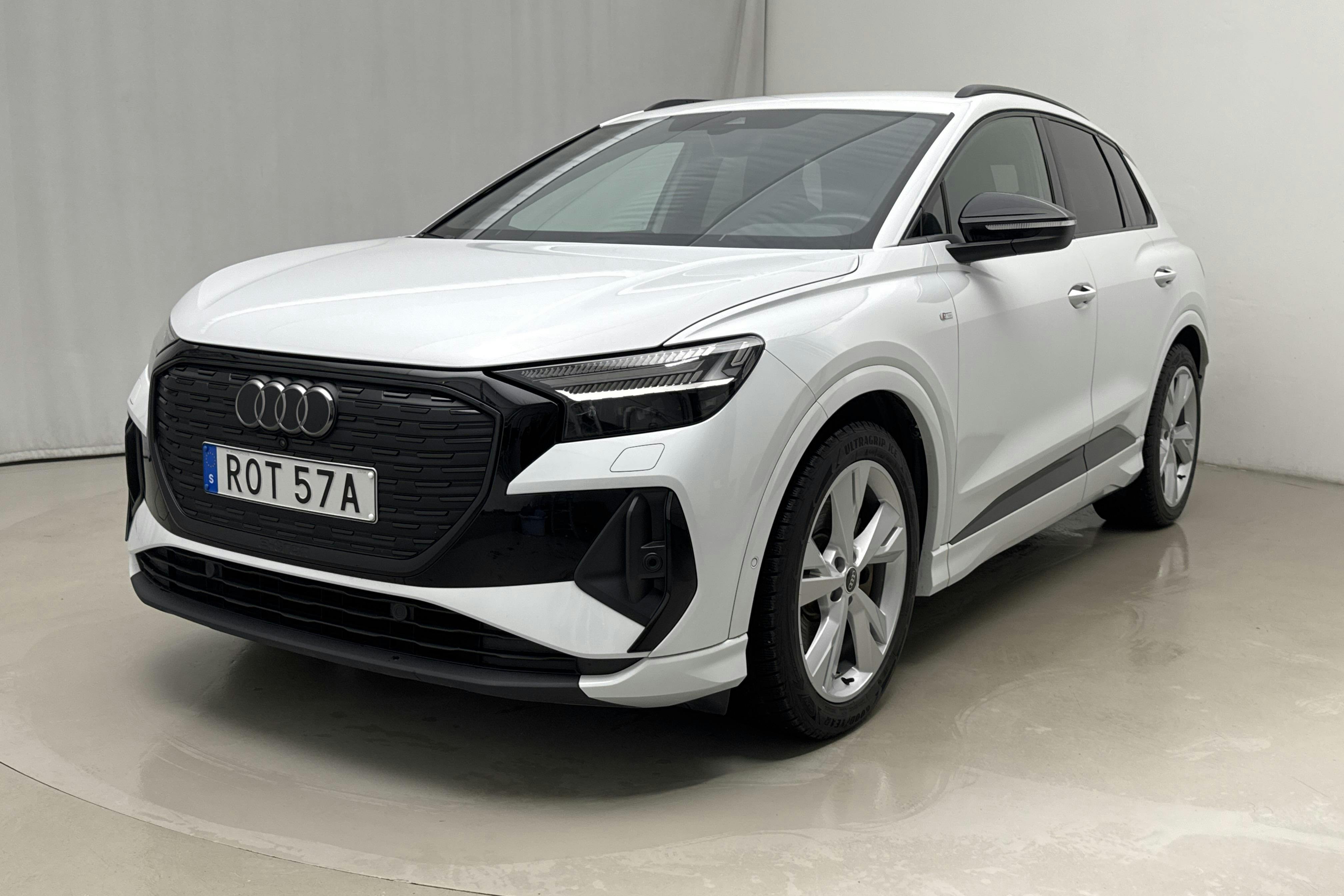 Presentation photo 1 of 24: Audi Q4 45 e-tron quattro 77kWh (265hk) - 30 660 km - Automatic - white - 2023