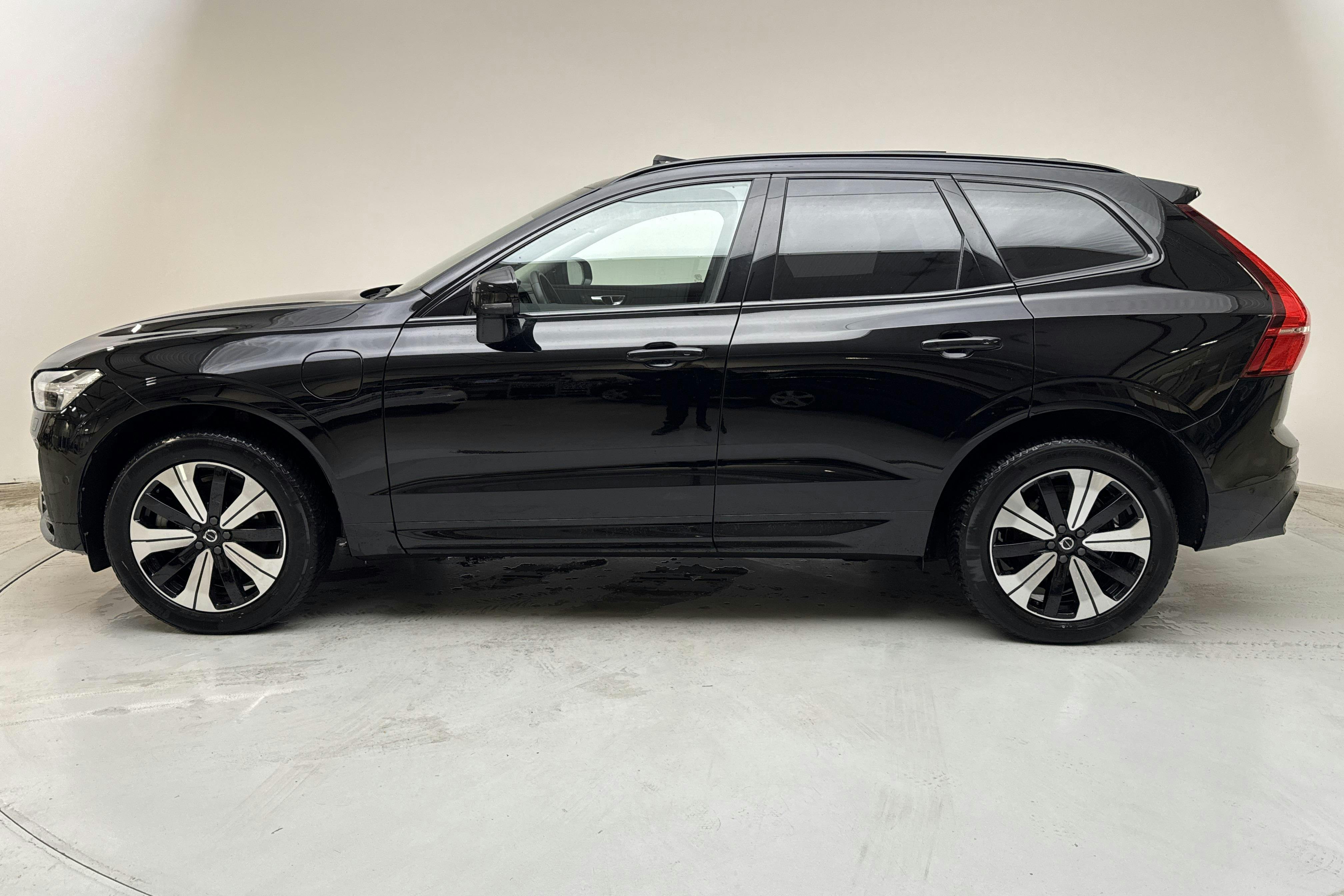 Presentationsfoto 2 av 20: Volvo XC60 T6 AWD Recharge (350hk) - 7 993 mil - Automat - svart - 2023