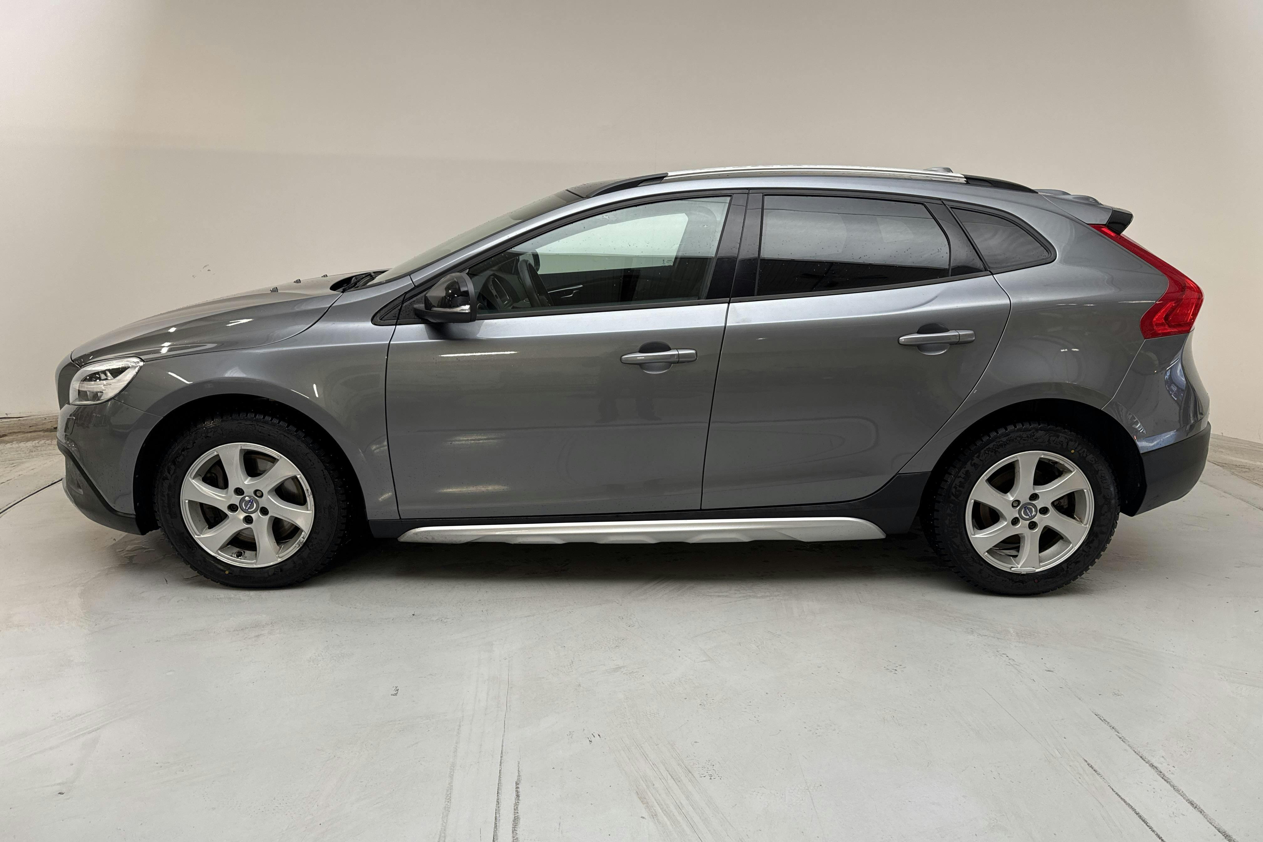 Presentationsfoto 2 av 17: Volvo V40 Cross Country T3 (152hk) - 8 273 mil - Automat - grå - 2019