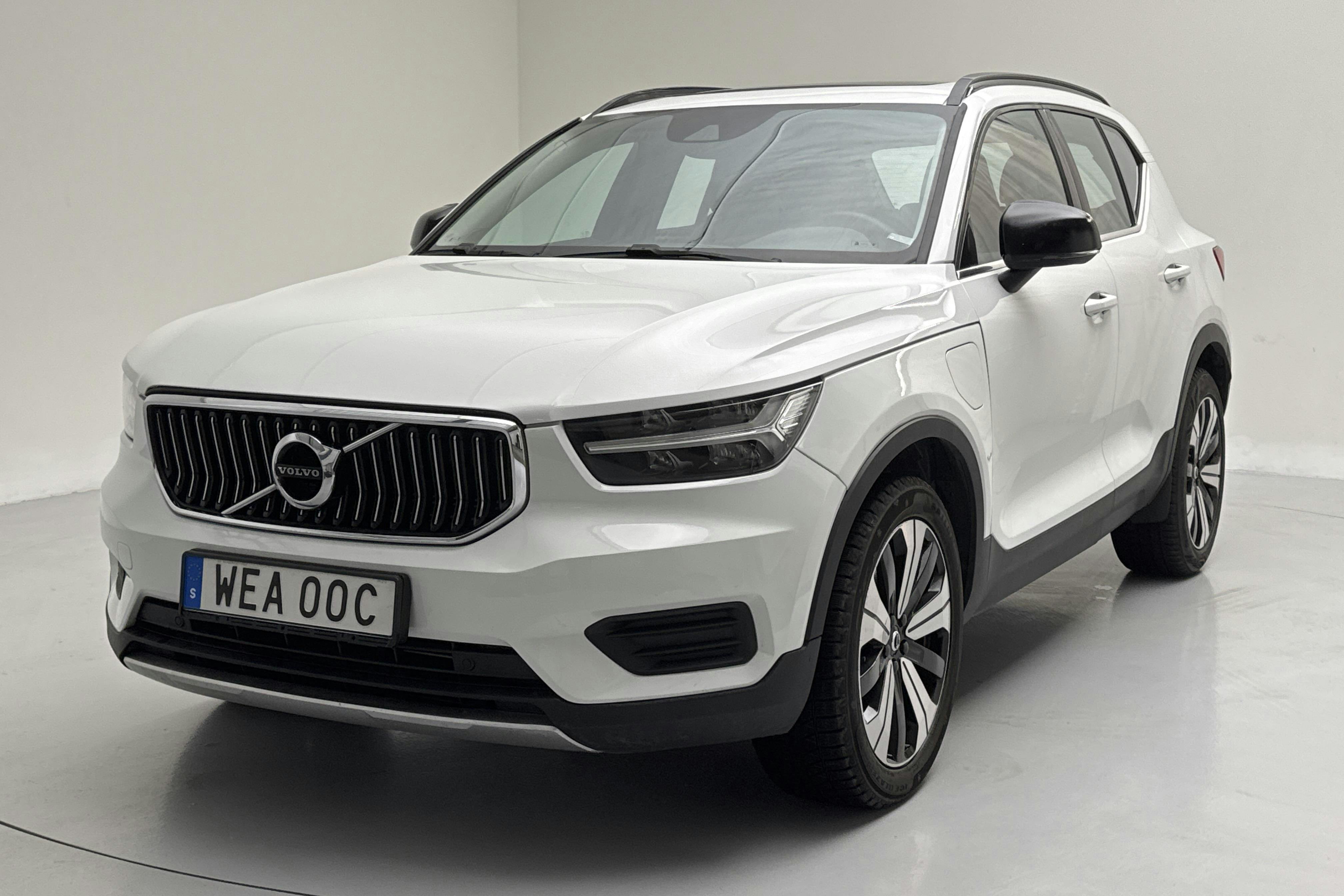 Presentationsfoto 1 av 19: Volvo XC40 T5 2WD Twin Engine (262hk) - 6 669 mil - Automat - vit - 2022