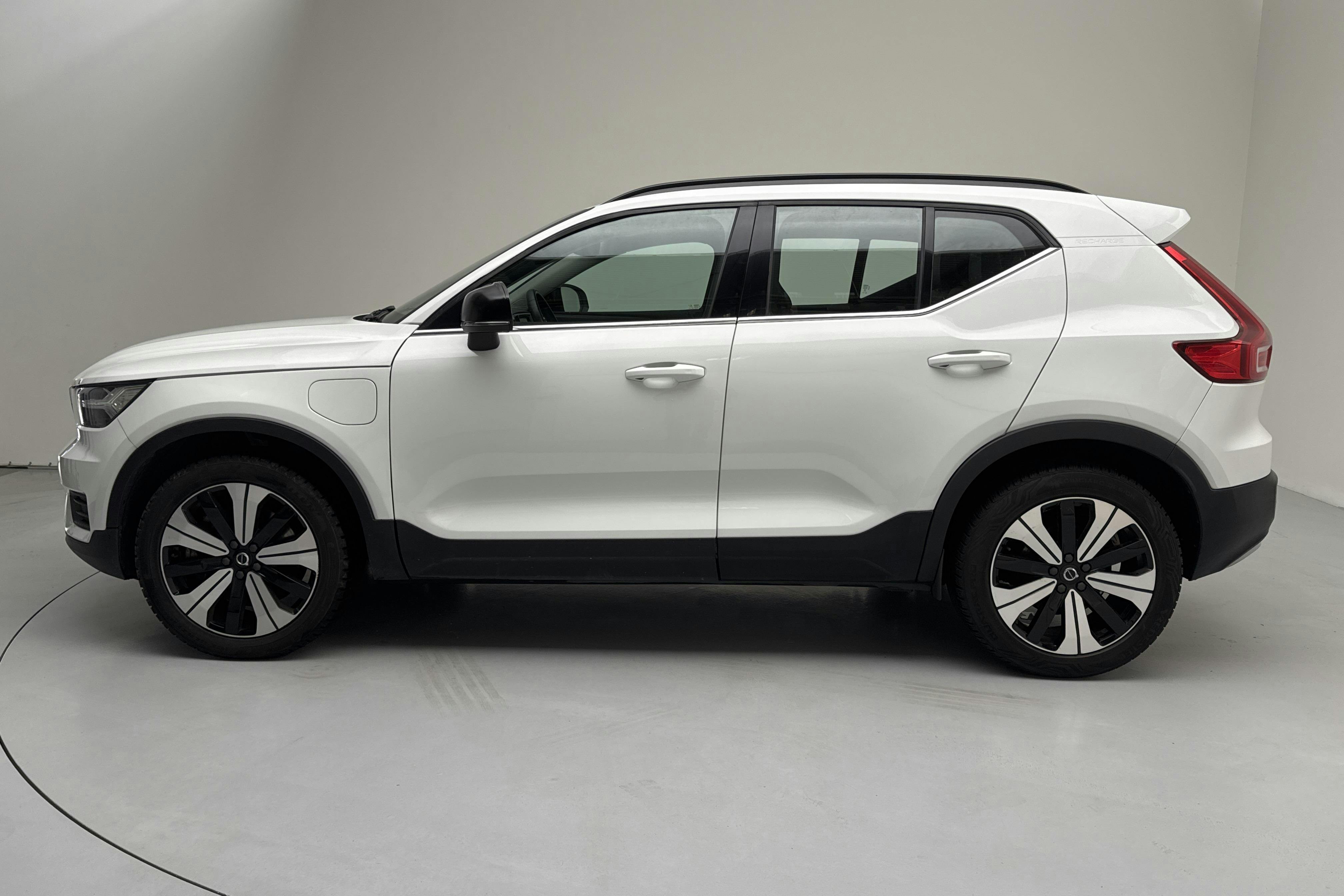 Presentationsfoto 2 av 19: Volvo XC40 T5 2WD Twin Engine (262hk) - 6 669 mil - Automat - vit - 2022