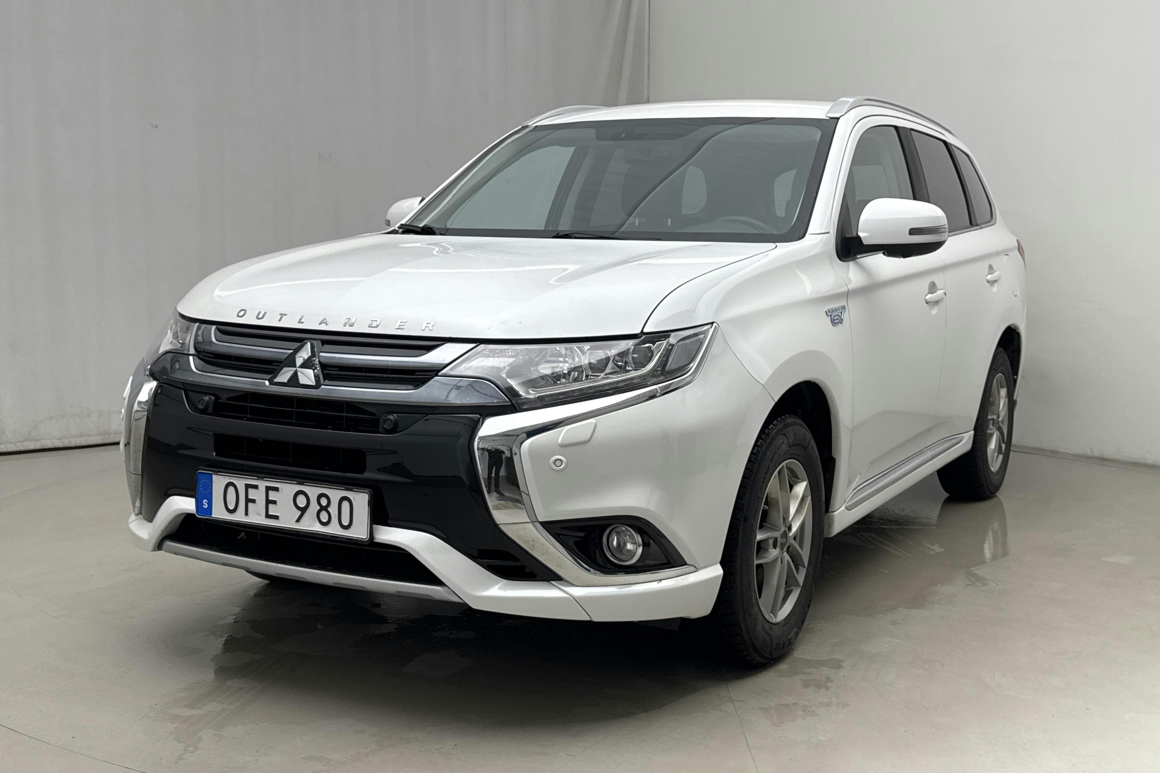 Presentationsfoto 1 av 19: Mitsubishi Outlander 2.0 Plug-in Hybrid 4WD (121hk) - 14 486 mil - Automat - vit - 2016