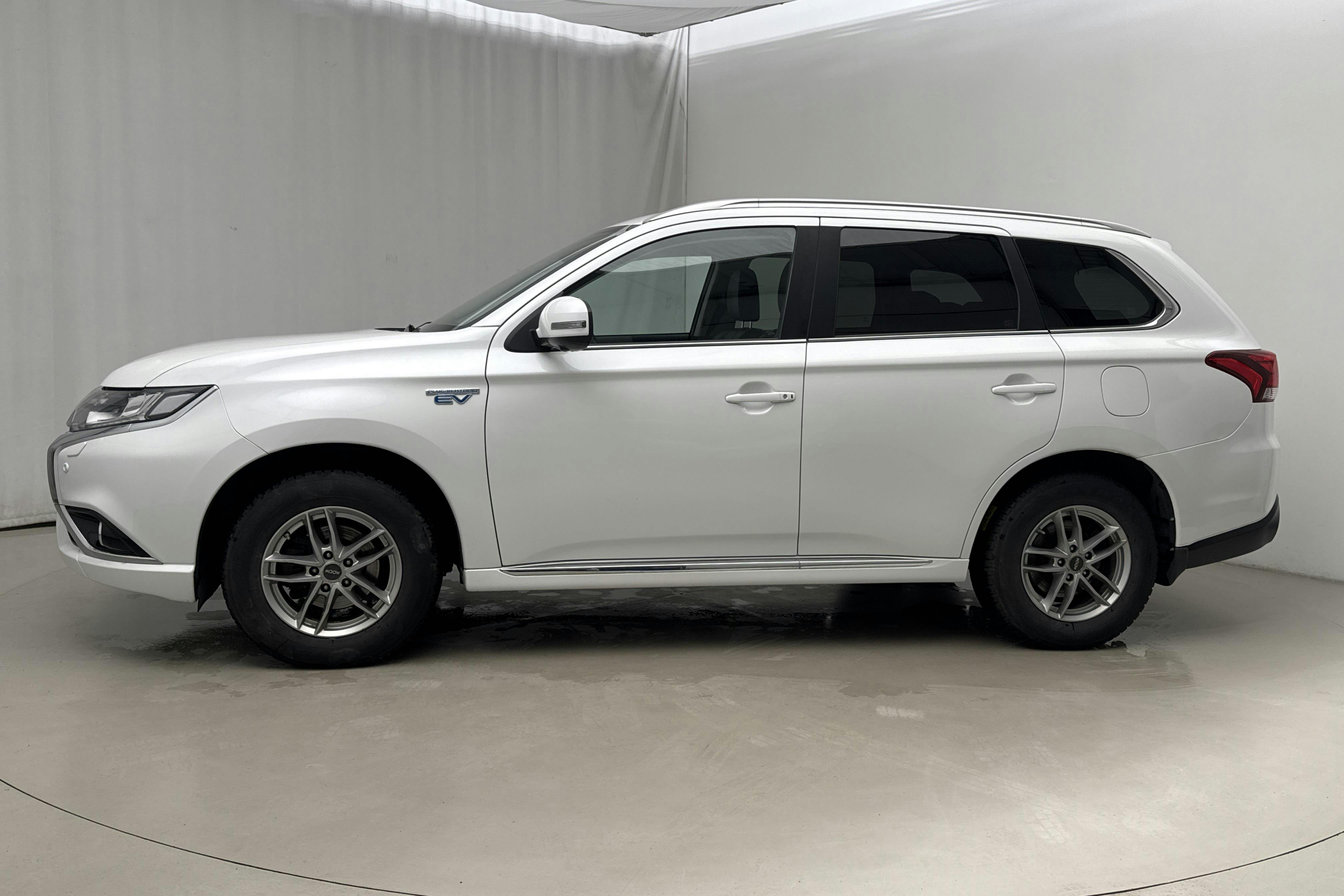 Presentationsfoto 2 av 19: Mitsubishi Outlander 2.0 Plug-in Hybrid 4WD (121hk) - 14 486 mil - Automat - vit - 2016