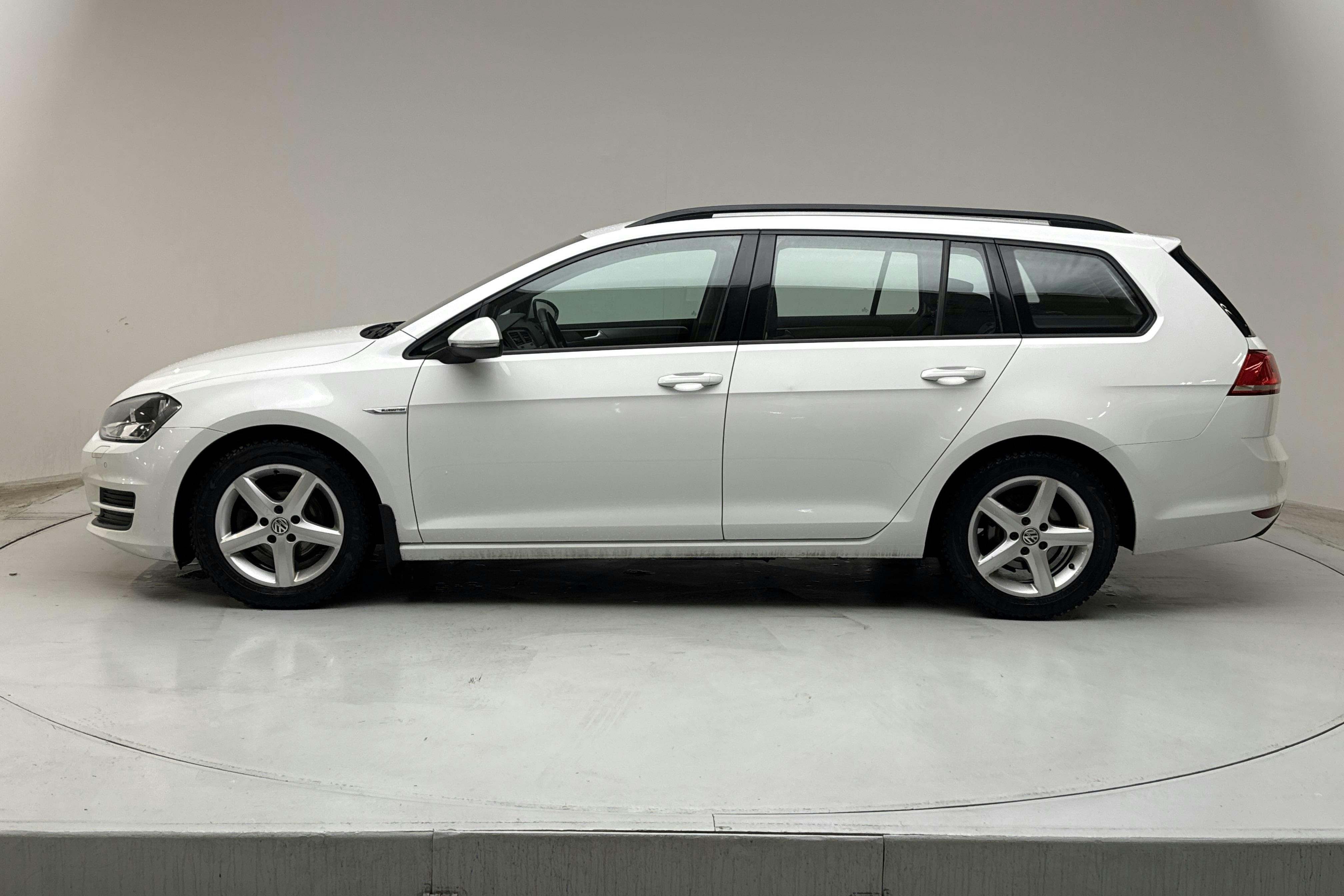 Presentationsfoto 2 av 13: VW Golf VII 1.6 TDI BlueMotion Sportscombi (110hk) - 11 492 mil - Manuell - vit - 2016