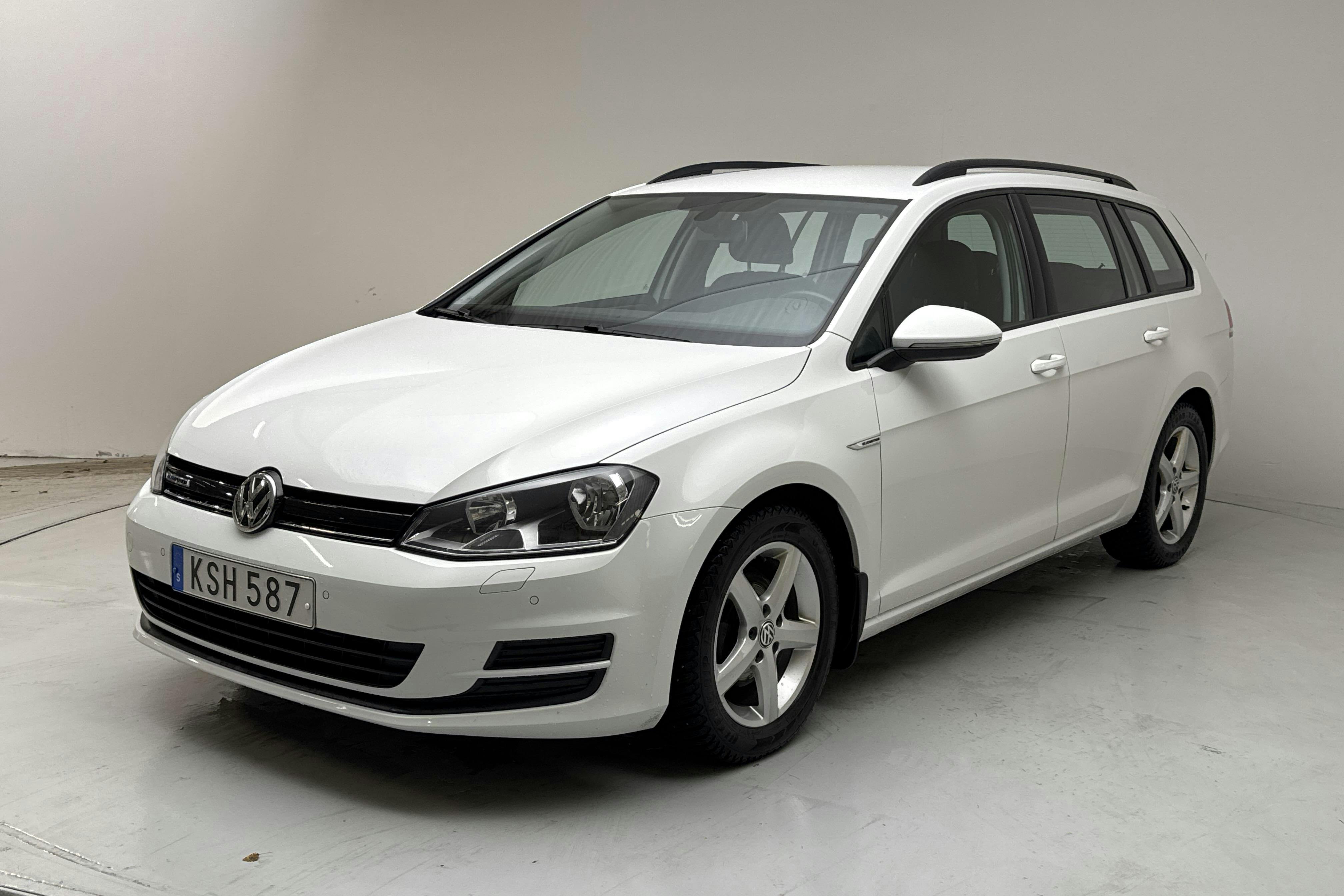 Presentationsfoto 1 av 13: VW Golf VII 1.6 TDI BlueMotion Sportscombi (110hk) - 11 492 mil - Manuell - vit - 2016
