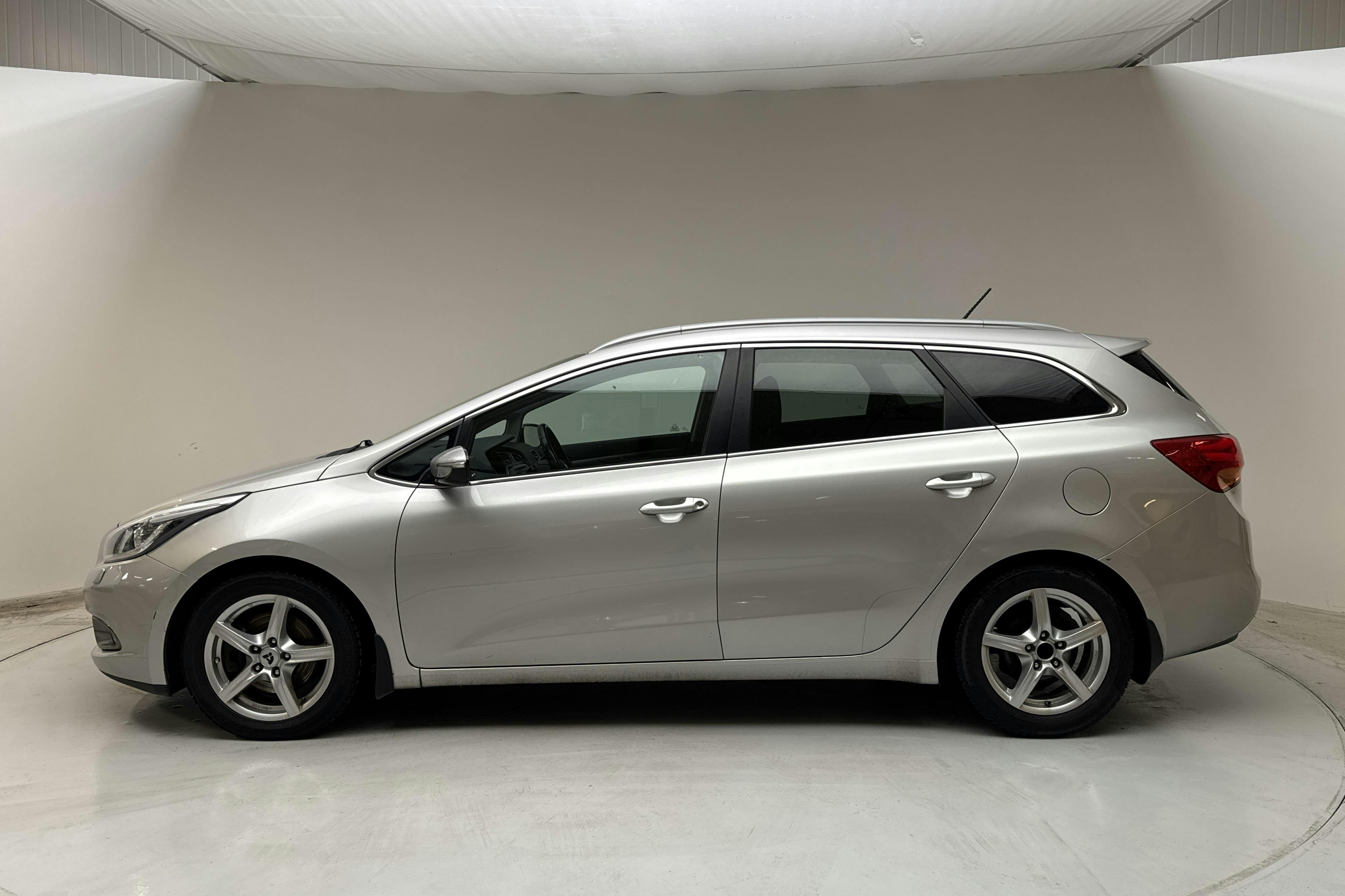 Presentation photo 2 of 12: KIA Cee'd 1.6 CRDi SW (128hk) - 231 970 km - Manual - gray - 2014