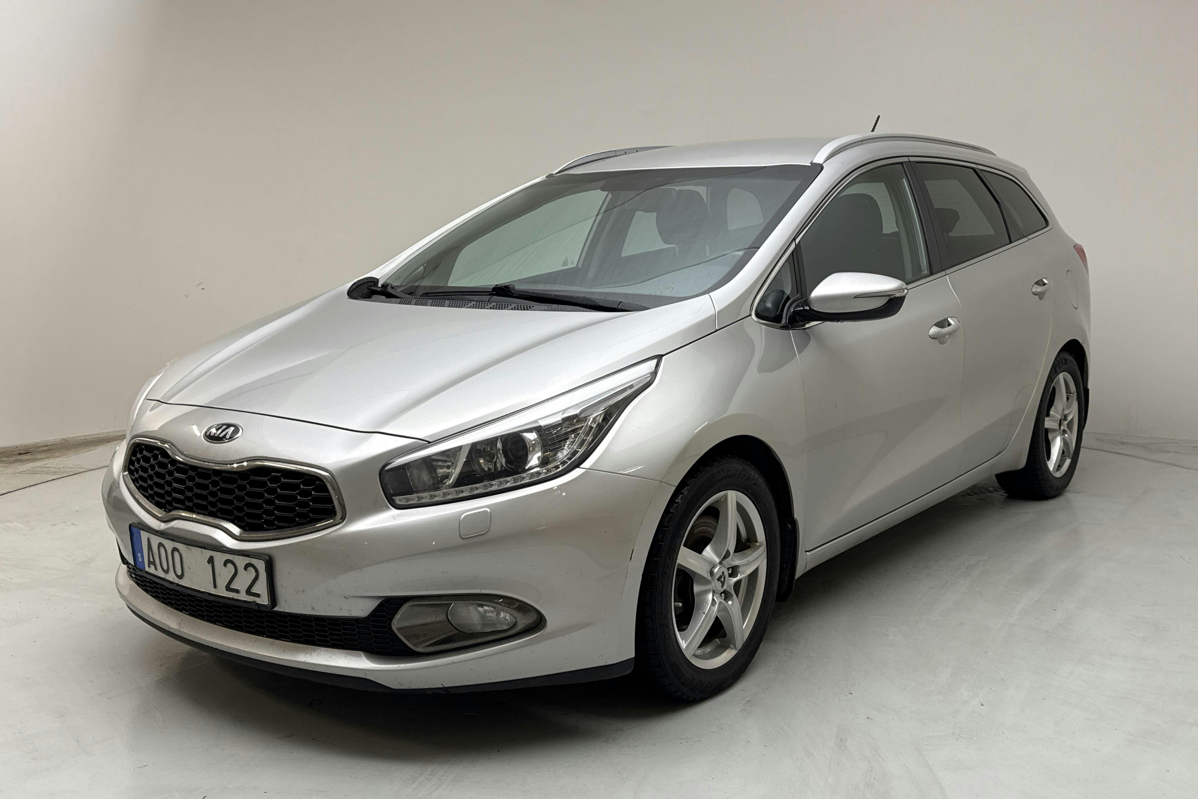 Presentation photo 1 of 12: KIA Cee'd 1.6 CRDi SW (128hk) - 231 970 km - Manual - gray - 2014