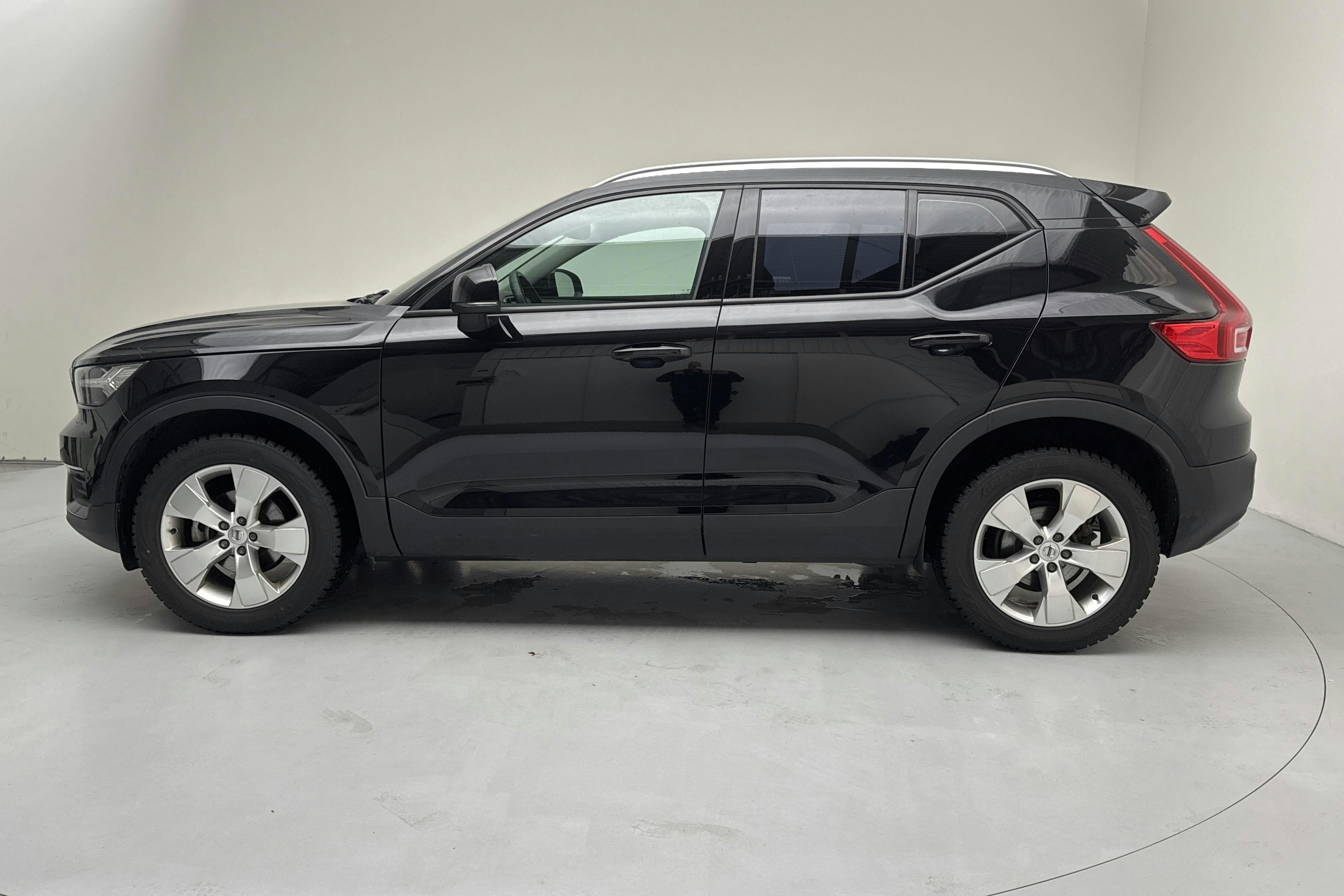 Presentationsfoto 2 av 17: Volvo XC40 T3 2WD (163hk) - 14 512 mil - Automat - svart - 2022