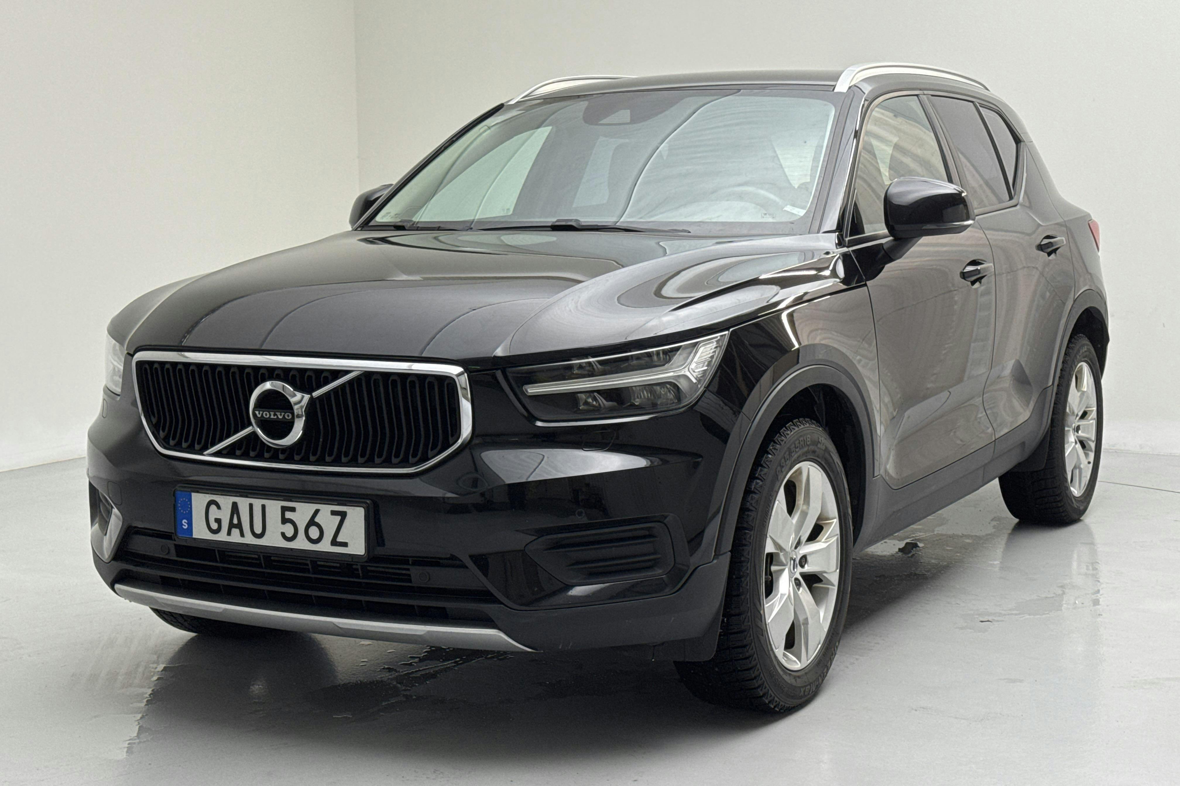 Presentationsfoto 1 av 17: Volvo XC40 T3 2WD (163hk) - 14 512 mil - Automat - svart - 2022